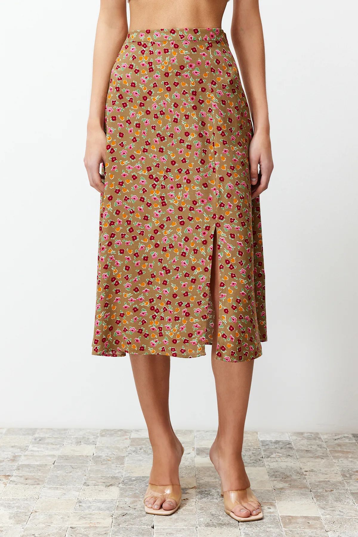 Trendyol Collection  Kamelfarbener gewebter Midirock aus Viskosestoff mit Schlitzdetail und Blumenmuster TWOSS20ET0230