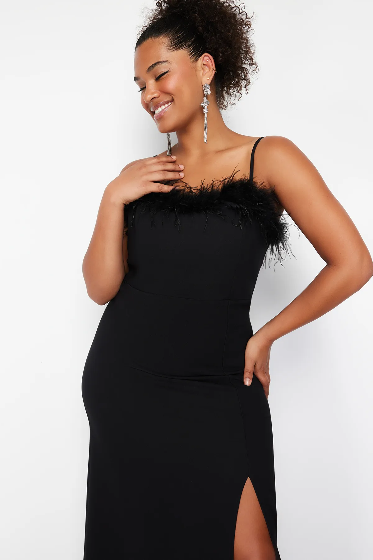 Trendyol Curve  Schwarzes Finike-Webkleid in Übergröße