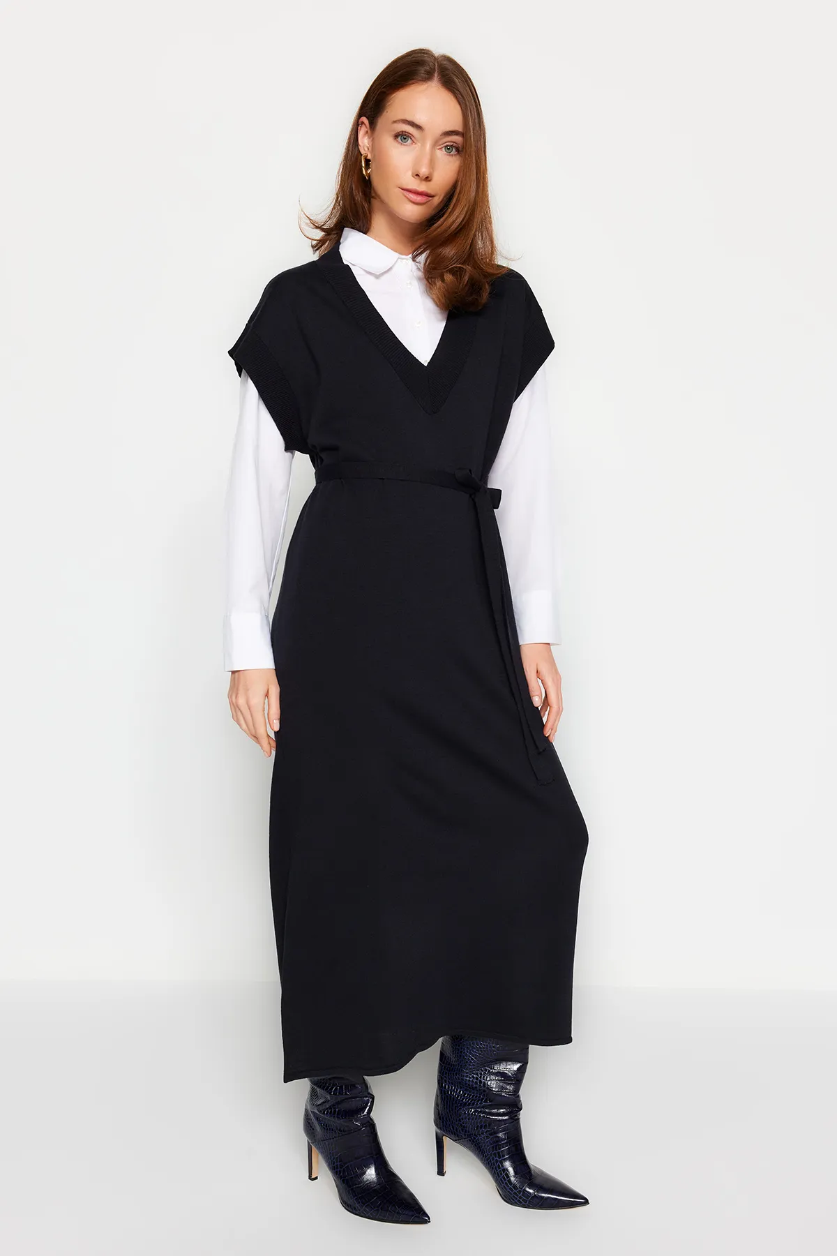 Trendyol Modest  Marineblaues langes Strickpulloverkleid mit Gürtel TCTAW24UV00020