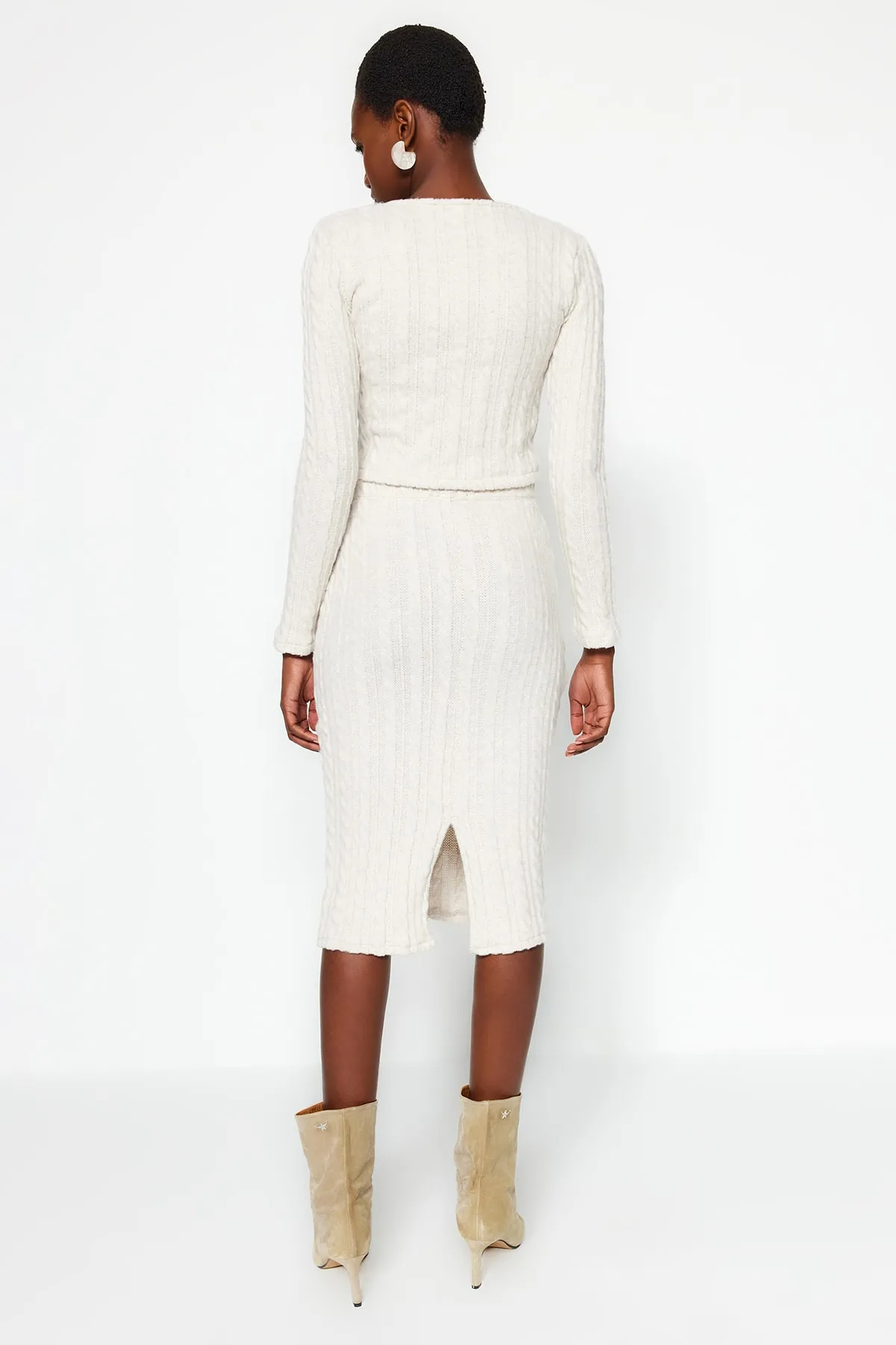 Trendyol Collection  Zweiteiliges Strickset mit V-Ausschnitt, Crop-Top und Midi-Cardigan mit Knopfleiste und Rock aus Stein TWOAW24AU00108