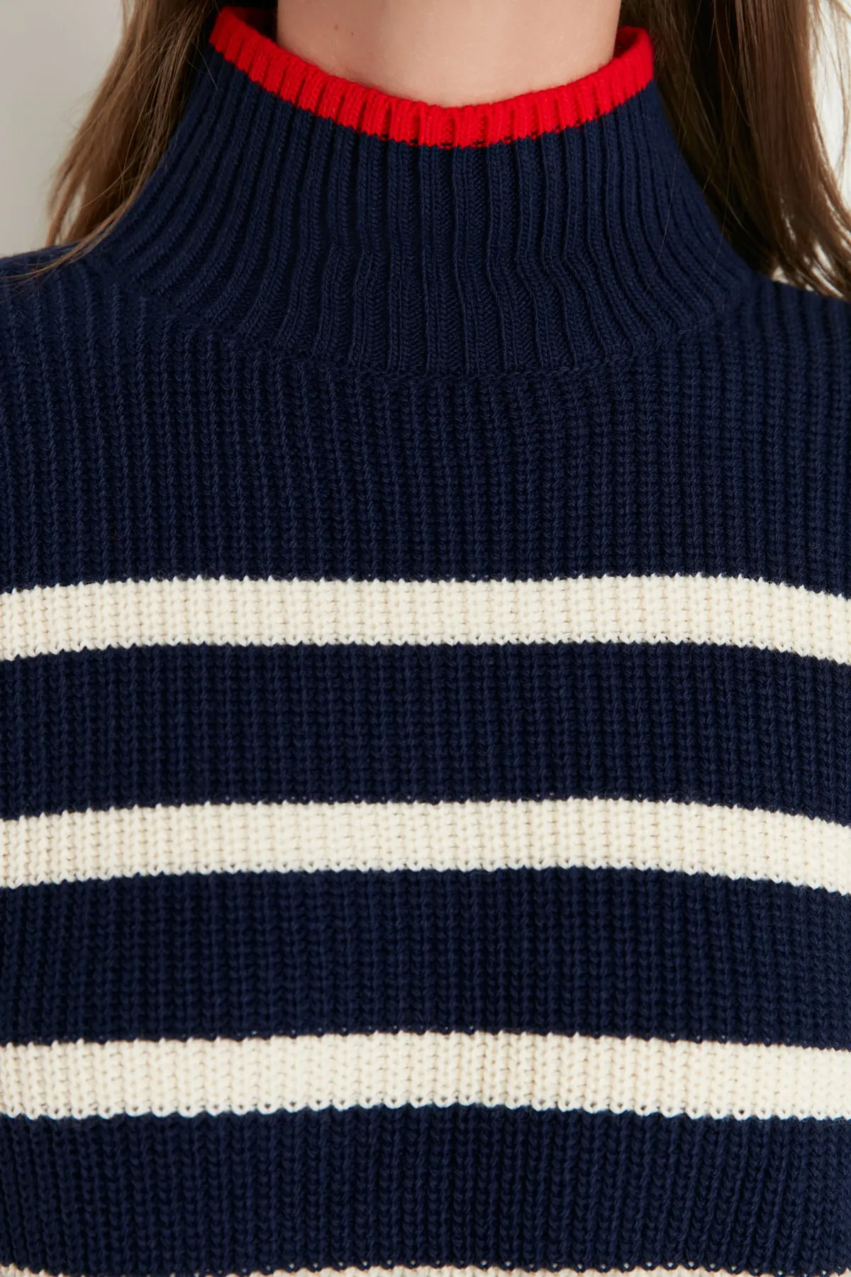Trendyol Collection  Marineblauer, gestreifter Strickpullover mit weiter Passform TWOAW23KZ01446