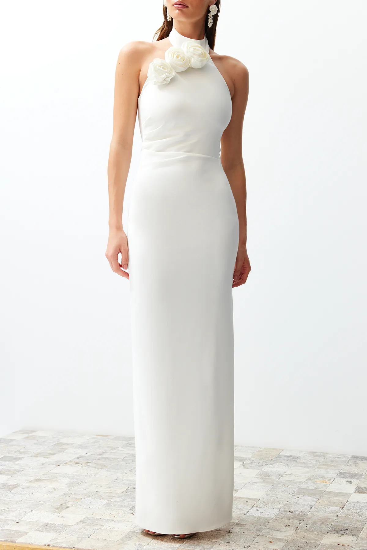 Trendyol Collection  Elegantes Braut-Abendkleid mit weißen Rosen und Details TPRSS24AE00011