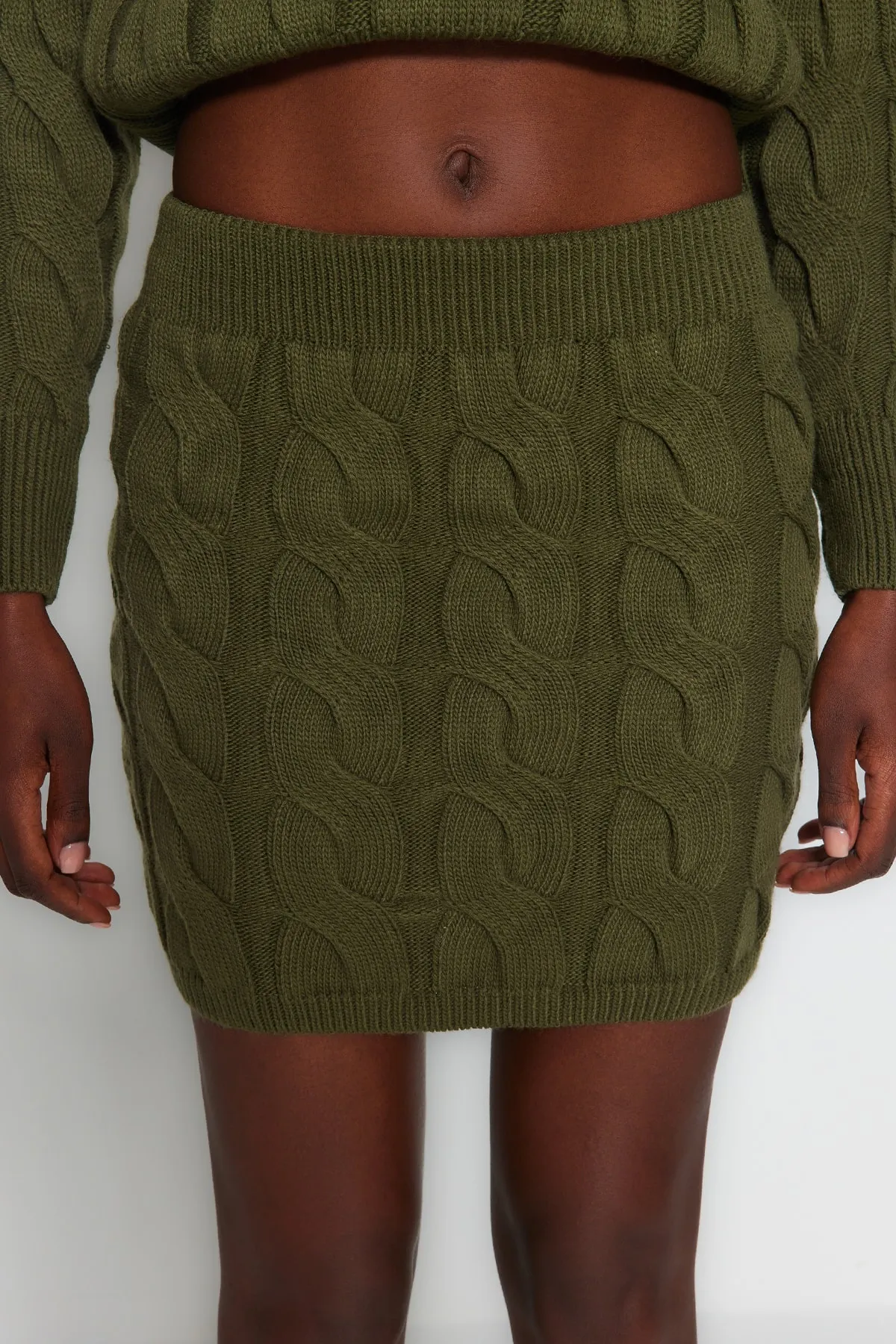 Trendyol Collection  Khakifarbenes, kurzes Strickoberteil und -unterteil im Stehkragen-Set TWOAW24AU00049