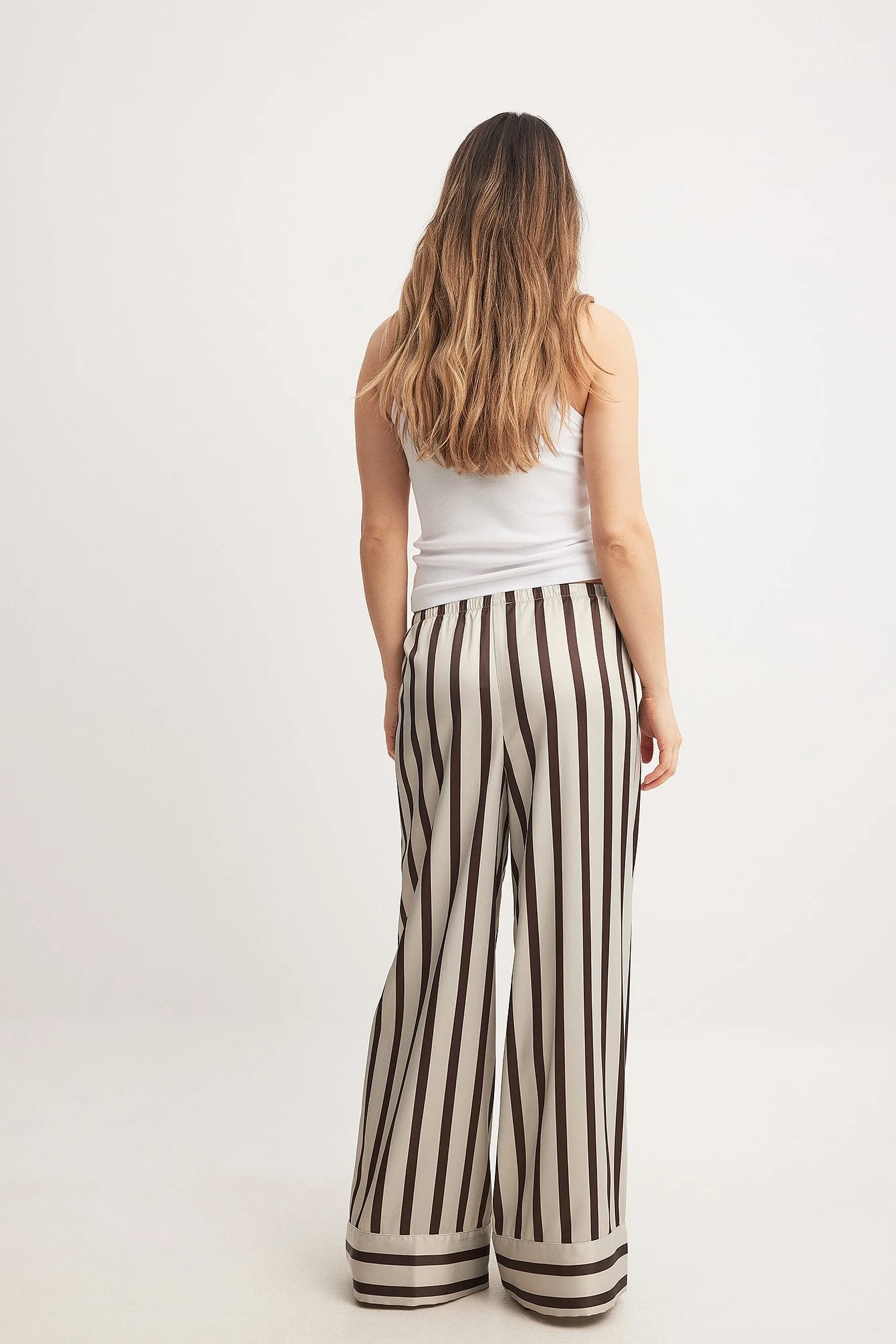 Satin-Hose mit elastischer Taille und mittelhohem Bund