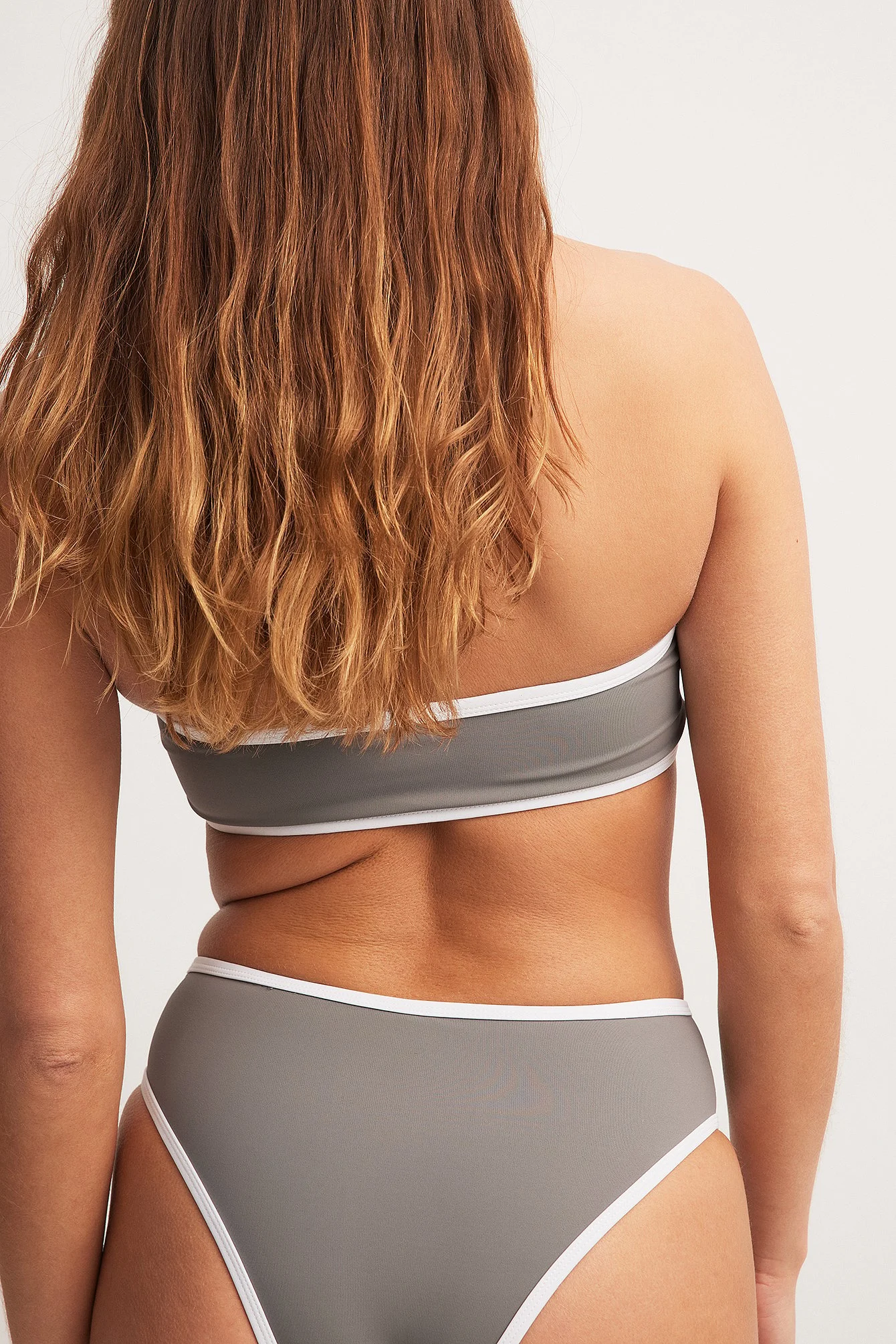 Bikinihöschen mit hohem Beinausschnitt und Kontrastdetail
