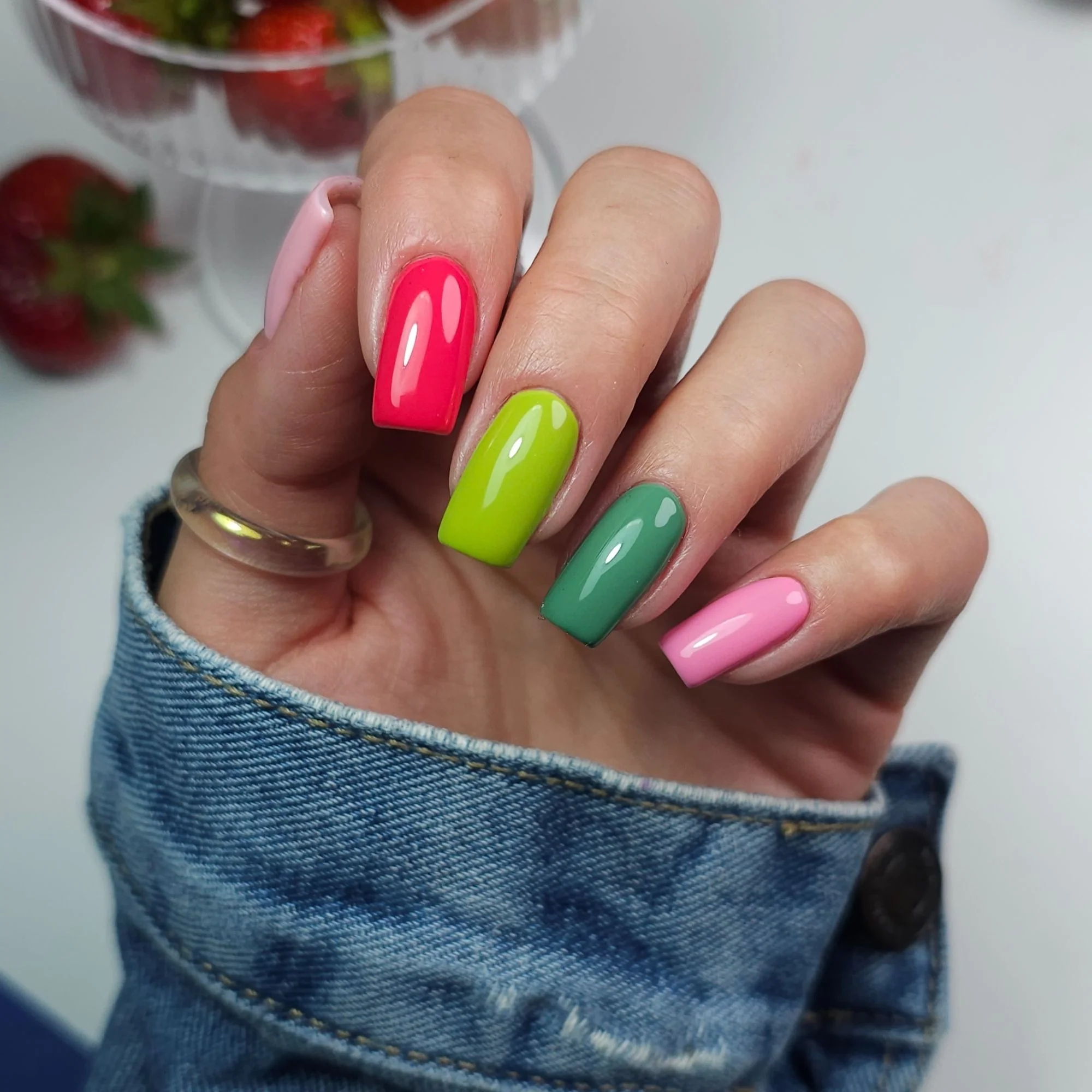 „Strawberrymania“ UV gelio efekto pusiau permanentinis nagų lakas – gelio efekto nagų lakas