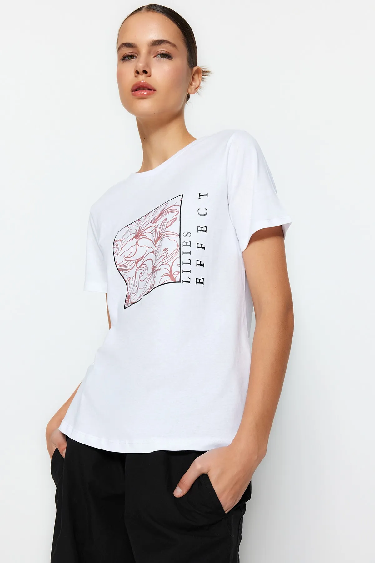 Trendyol Collection  Weißes Basic-Strick-T-Shirt mit Rundhalsausschnitt aus 100 % Baumwolle mit Blumenmuster TWOSS22TS1791