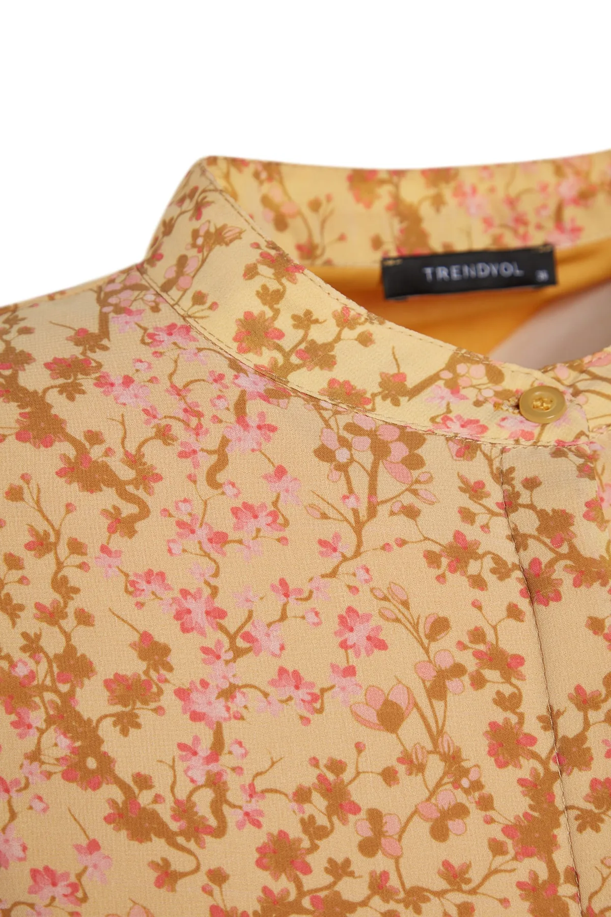 Trendyol Modest  Gelbes Kleid aus gewebtem Chiffon mit Blumenmuster, Gürtel, Stehkragen und Futter TCTSS21EL3346