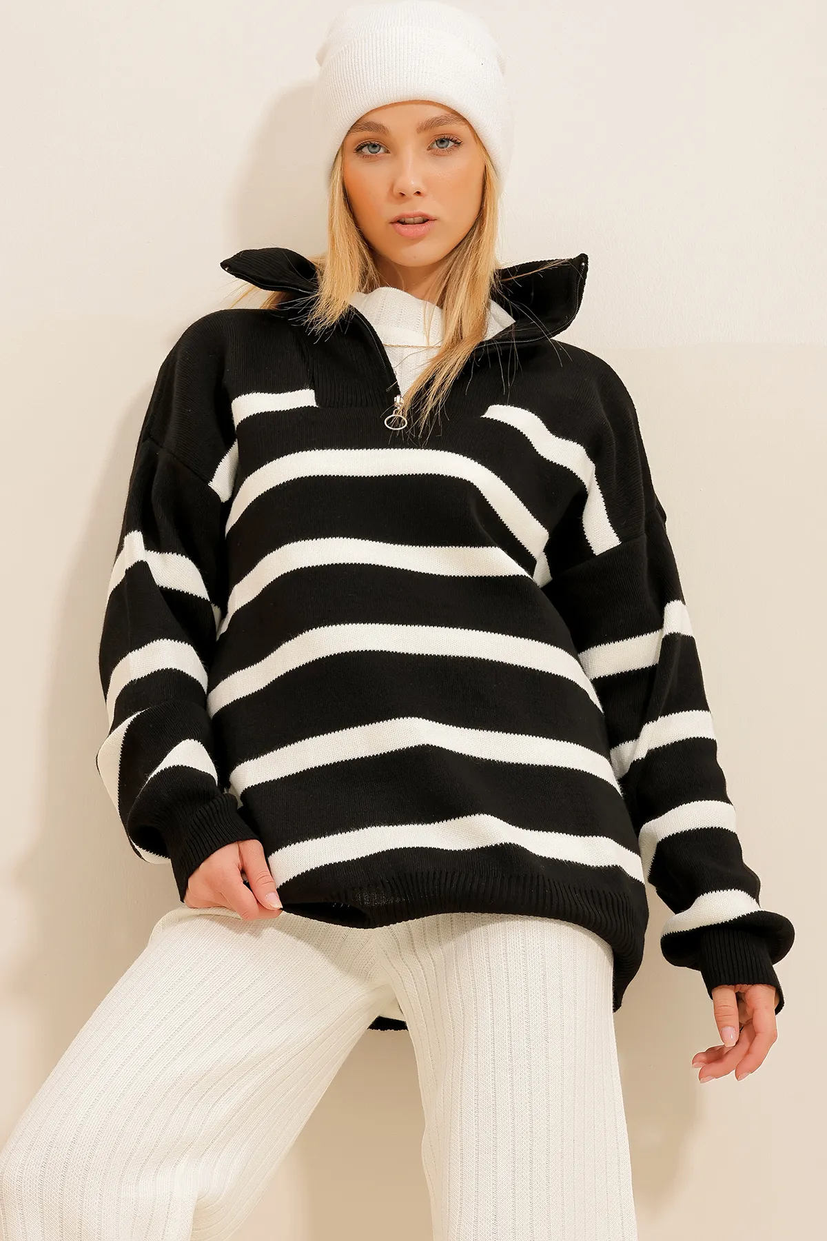 Trend Alaçatı Stili  Schwarzer Damen-Winterpullover mit Reißverschluss und Streifenmuster ALC-X11055