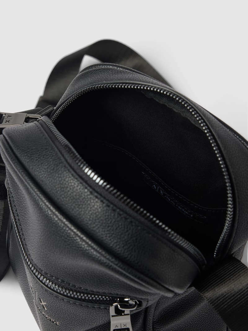 Crossbody Bag mit Label-Detail in schwarz