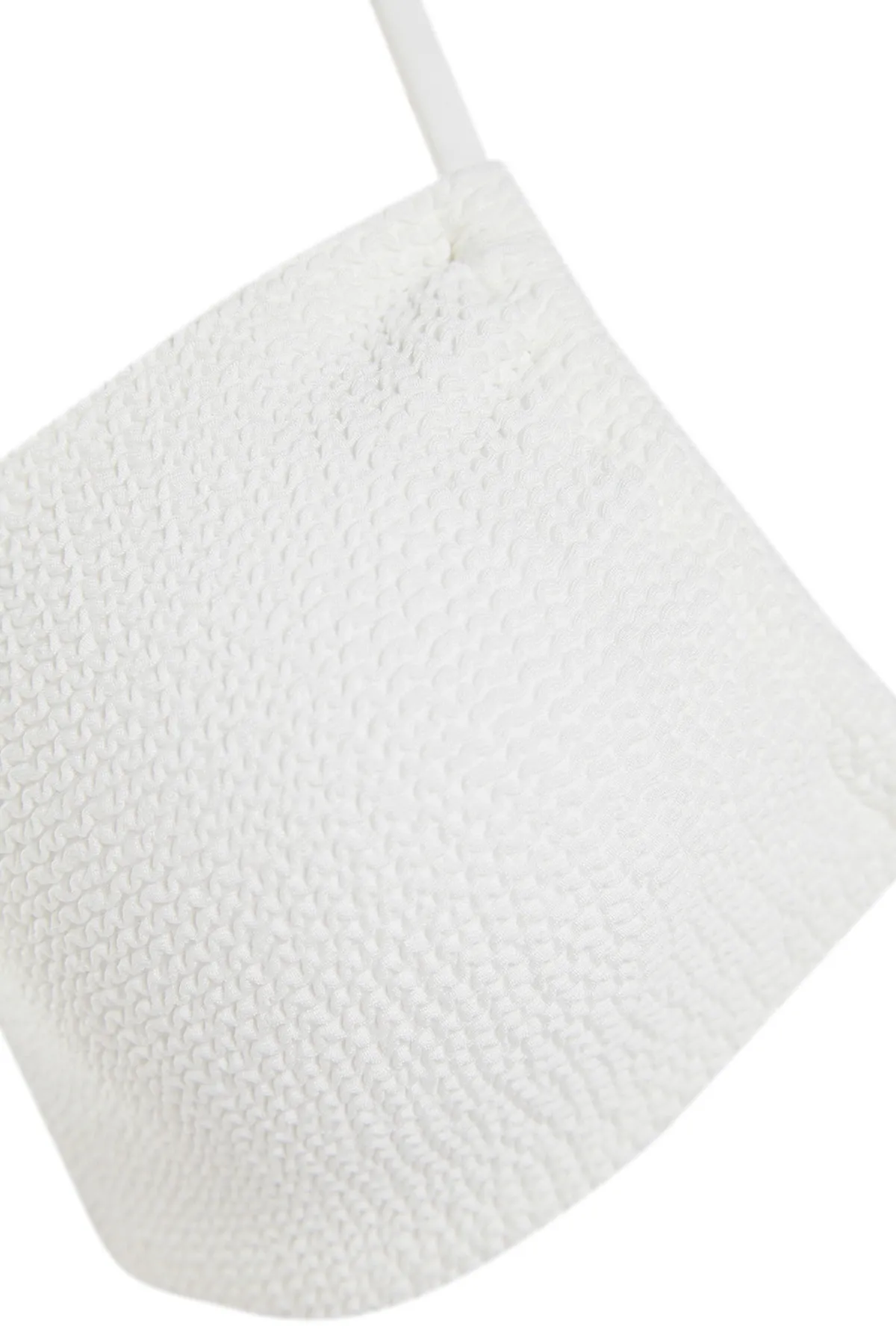 Trendyol Collection  Weißes, trägerloses, strukturiertes Bikinioberteil mit Ausschnitten/Fenstern TBESS23BU00247