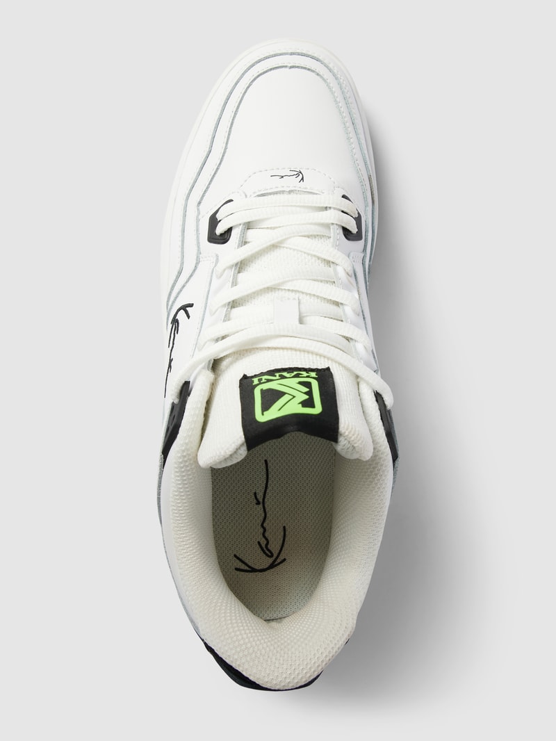 Sneaker mit Label-Stitching in weiß