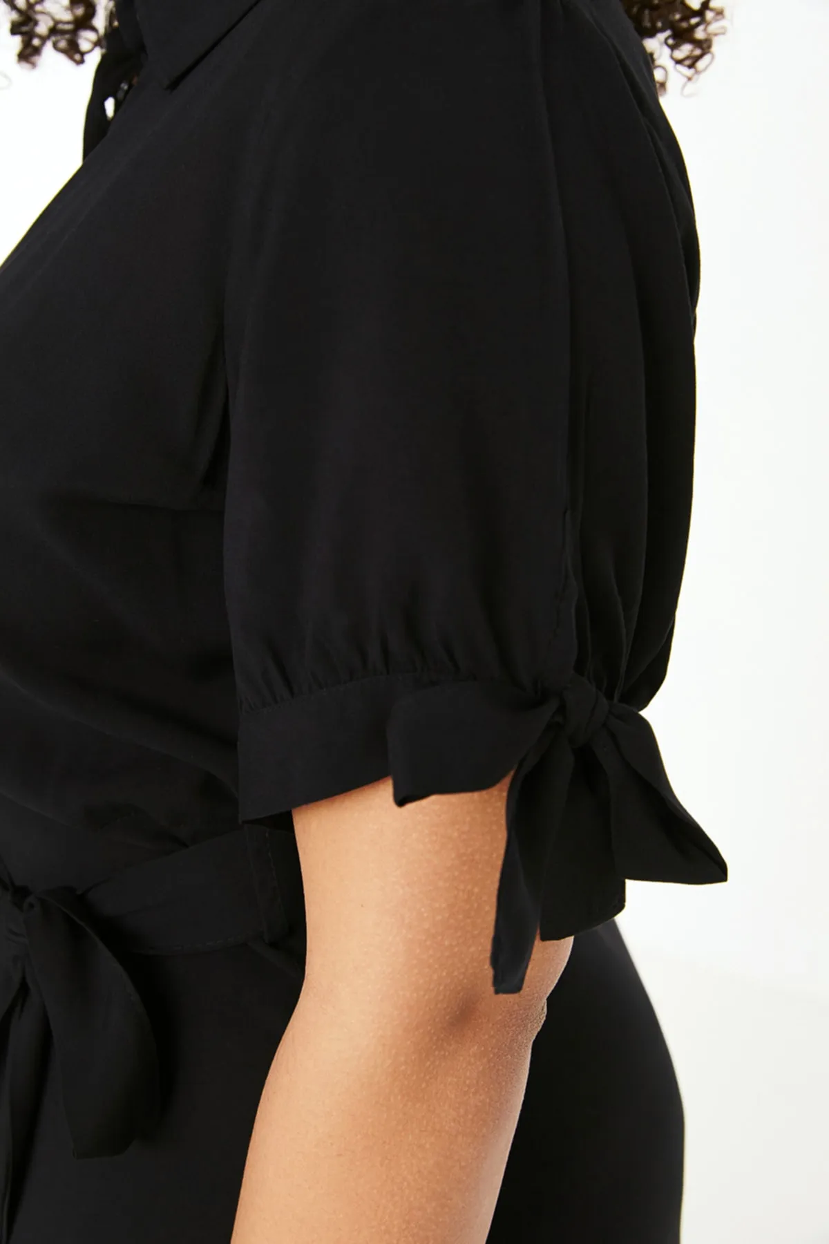 Trendyol Curve  Schwarzes gewebtes Kleid mit Knöpfen und Gürtel TBBSS22EL1603