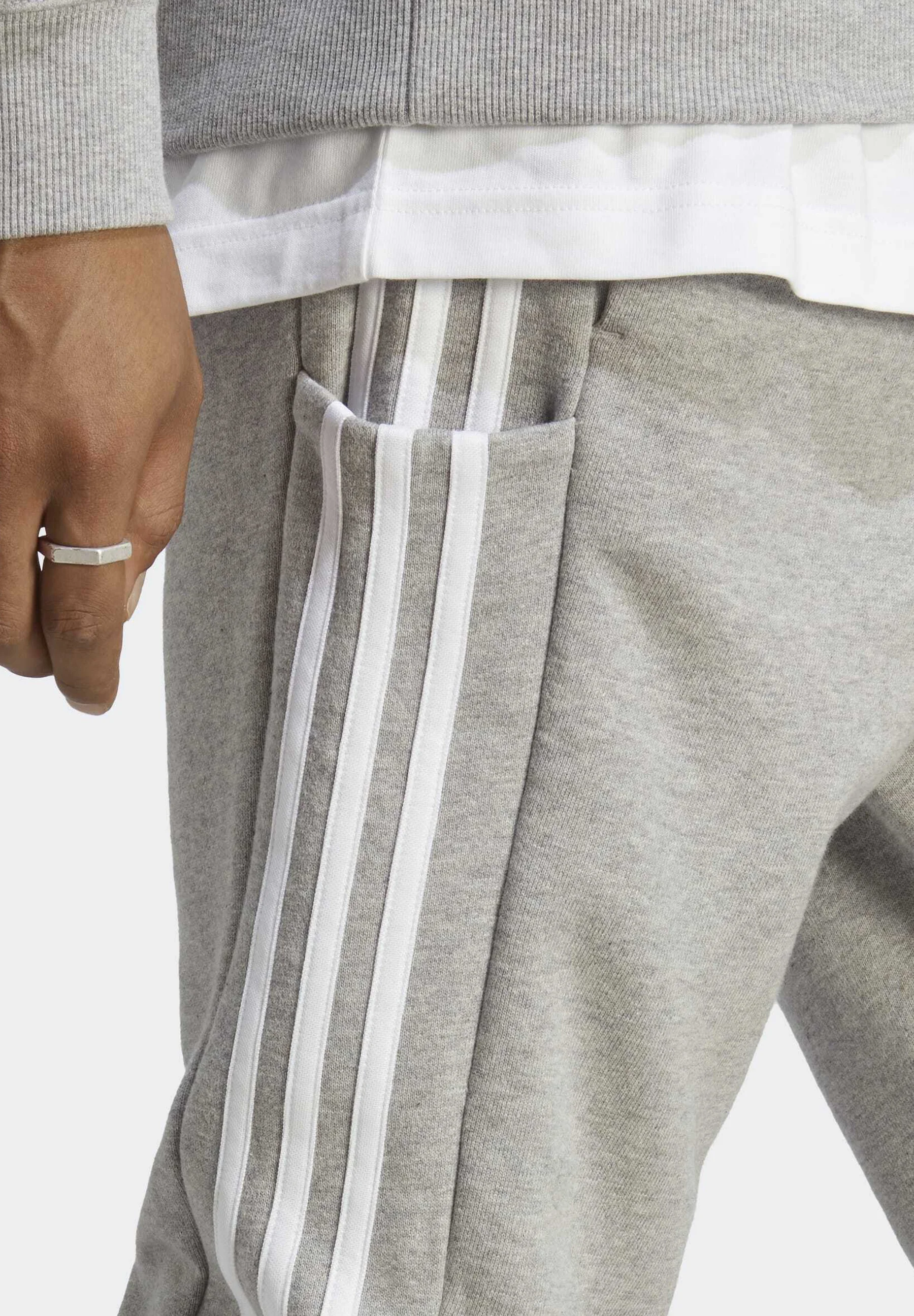 adidas Sportswear ESSENTIALS TAPERED CUFFED 3-STRIPES - Pantalón deportivo
