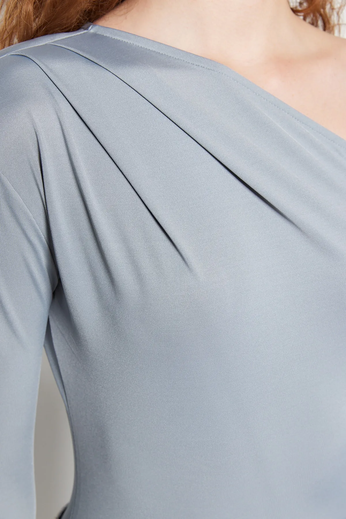 Trendyol Collection  Grauer, asymmetrischer Kragen, langärmliger Stretch-Strickbody mit Druckknöpfen TWOAW22BD0080