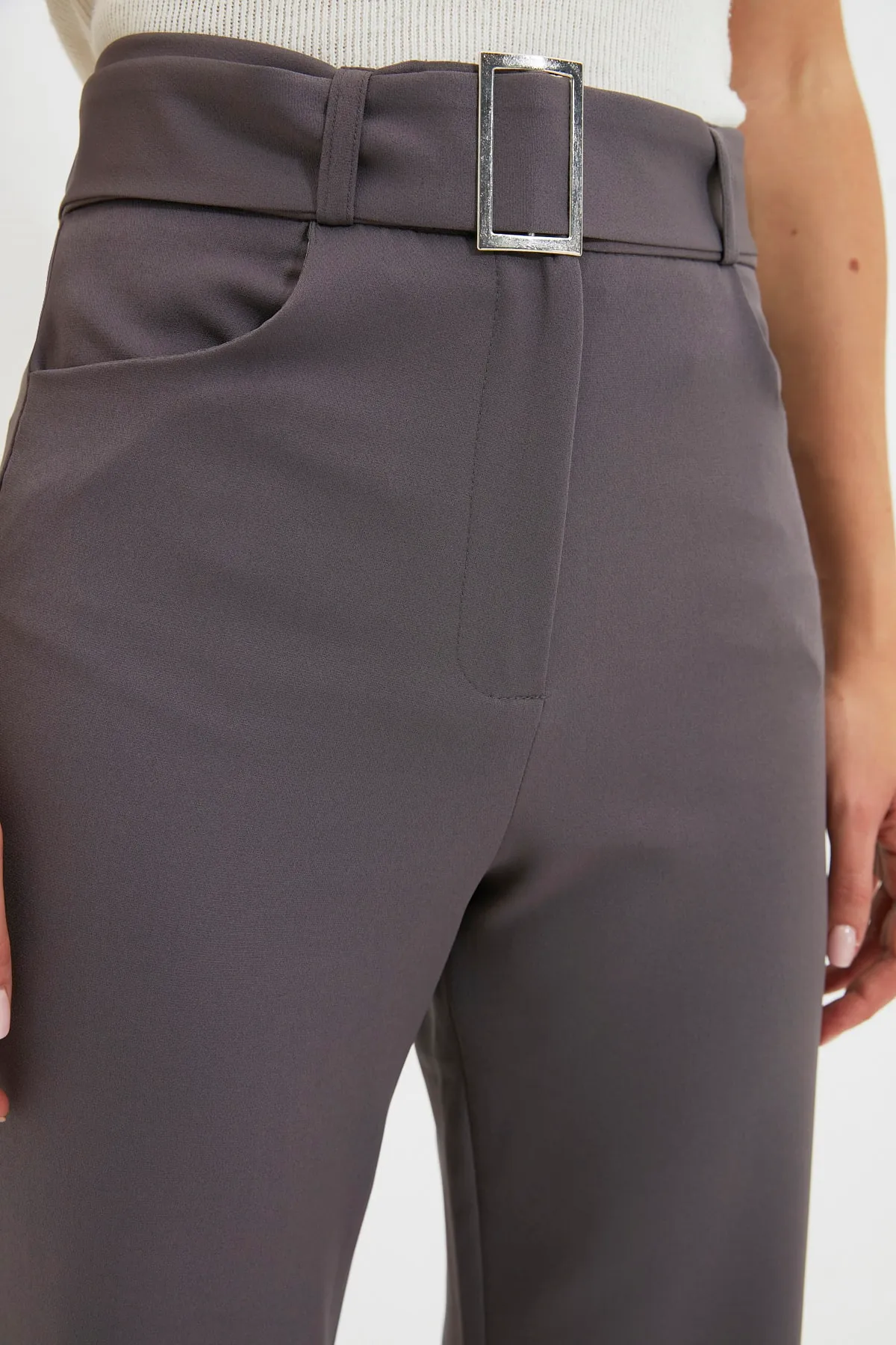 Trendyol Collection  Anthrazitfarbene, gerade geschnittene Webhose mit Gürtel TWOSS21PL0104