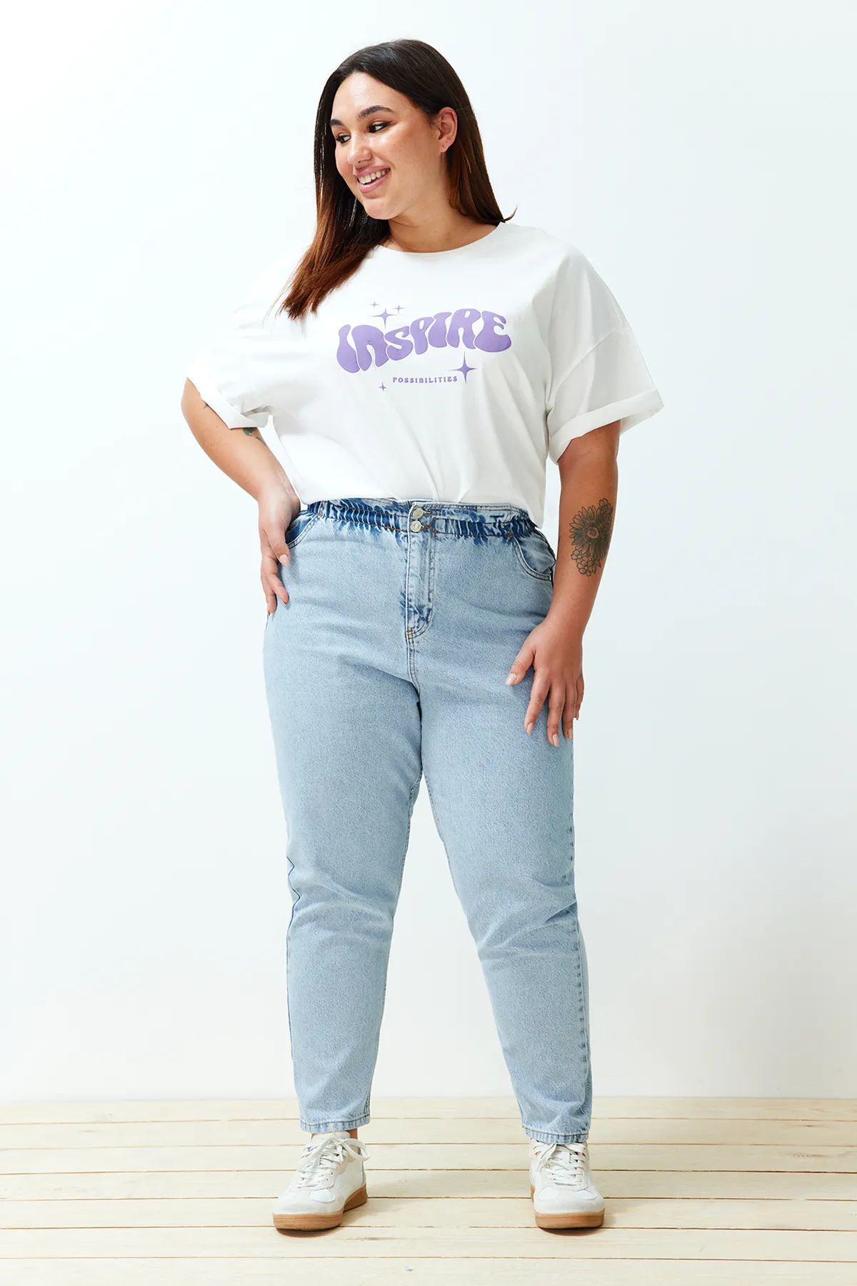 Trendyol Curve  Blaue Mom-Jeans mit hoher Taille und elastischem Bund TBSSS22JE00009