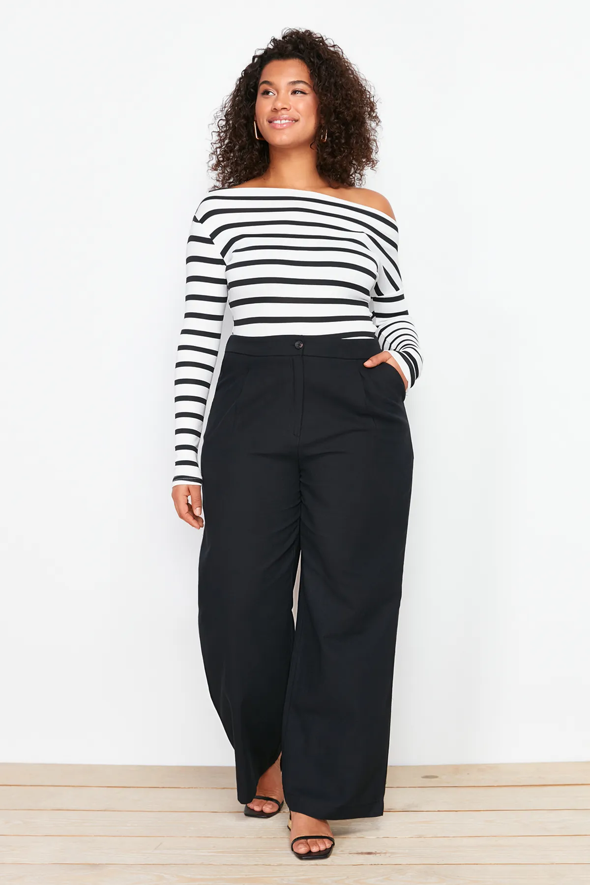 Trendyol Curve  Schwarze Webhose mit hoher Taille und weitem Bein TBBSS24AR00022