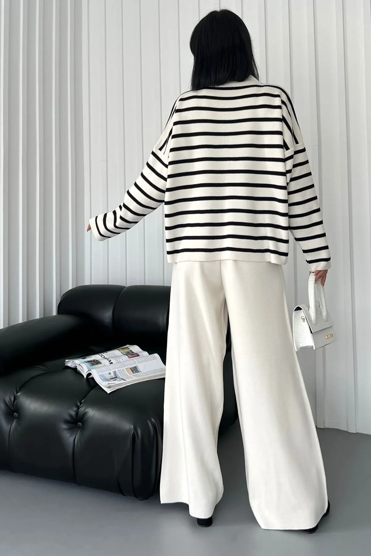 lovebox  Strickjacke aus Strickstoff mit Streifenmuster und Hose mit weitem Bein und hoher Taille, weißer Anzug aus Doppelstrick 2502