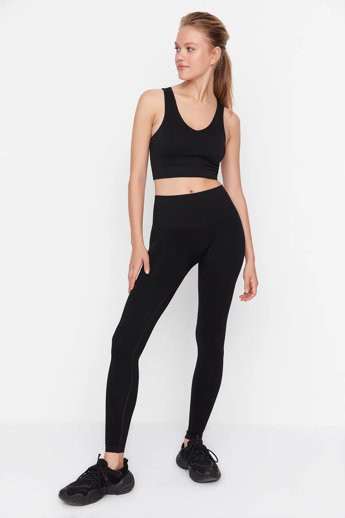 Trendyol Collection  Schwarze nahtlose/nahtlose Recovery-Strick-Sportstrumpfhose in voller Länge TWOAW23TY00027