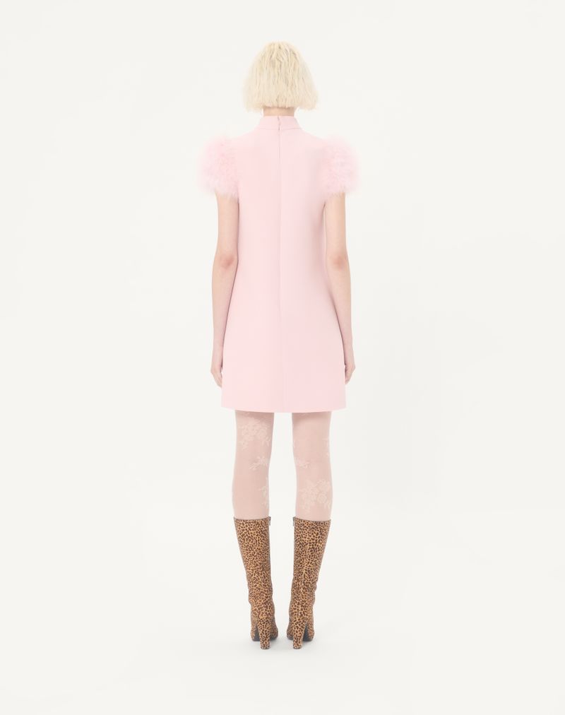 Vestido curto de crepe de alta costura com penas