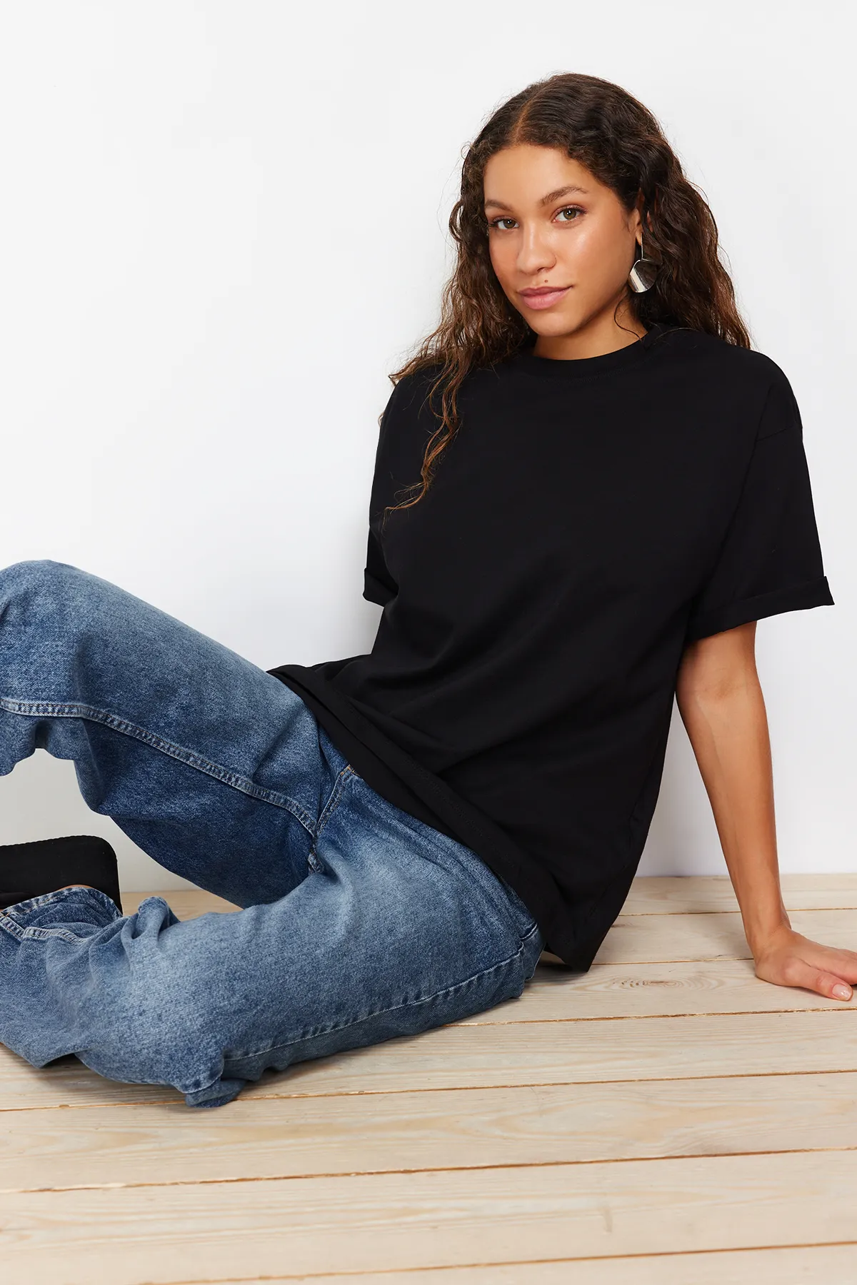 Trendyol Collection  Schwarzes Premium-Strick-T-Shirt mit Rundhalsausschnitt aus 100 % Baumwolle in Übergröße/weiter Passform TWOSS23TS00040