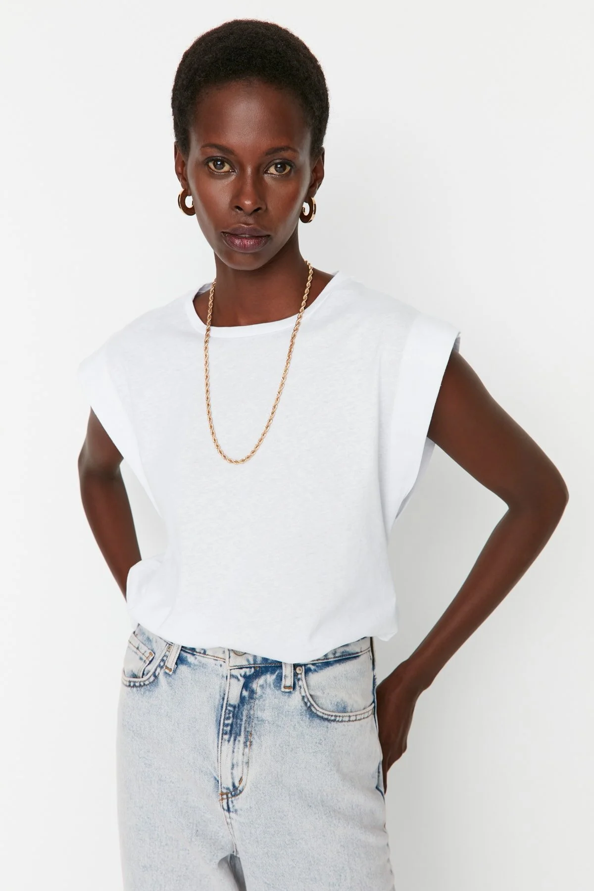 Trendyol Collection  Weißes Basic-Strick-T-Shirt mit Rundhalsausschnitt aus 100 % Baumwollwatte TWOSS20TS0021