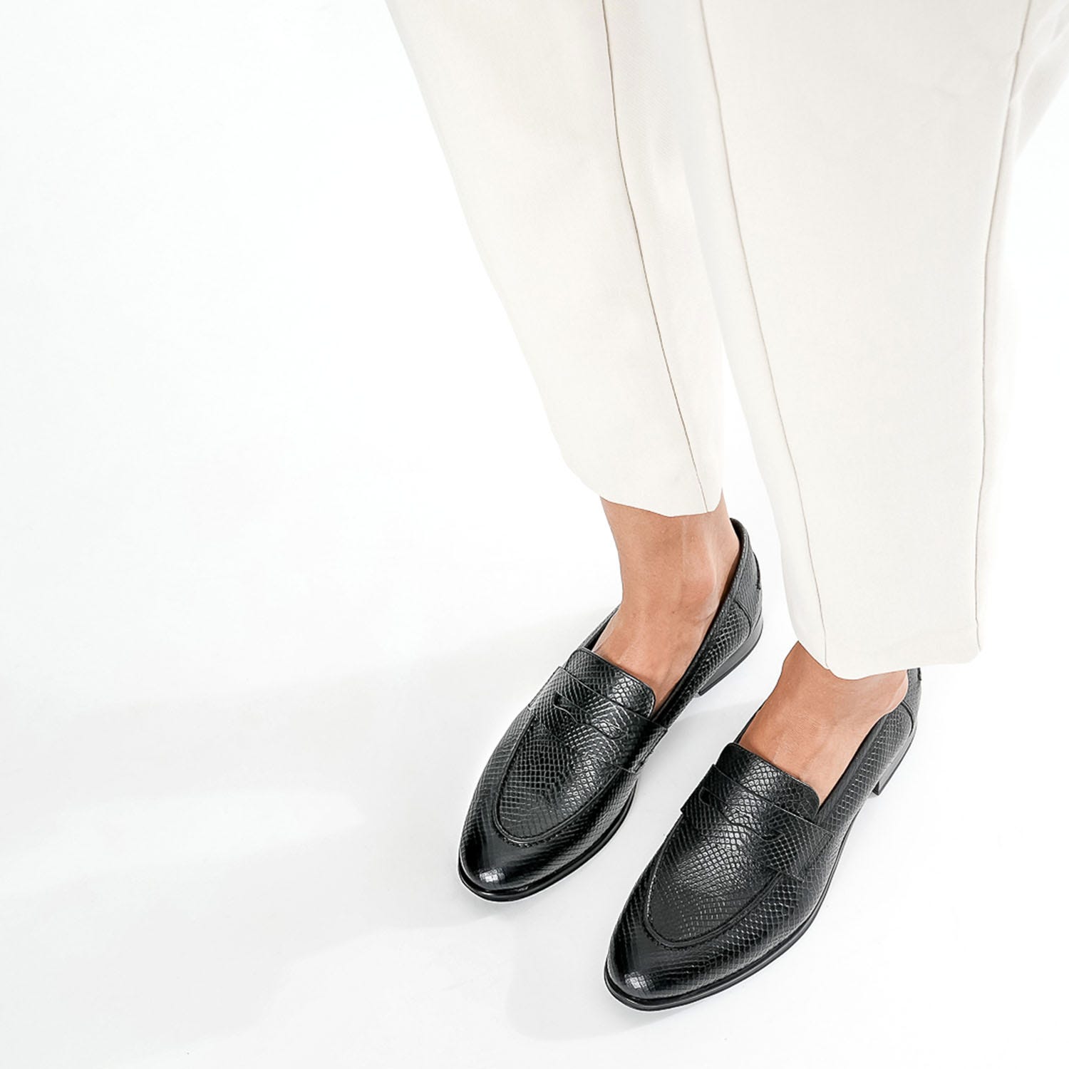 Mocassin noir en cuir embossé python