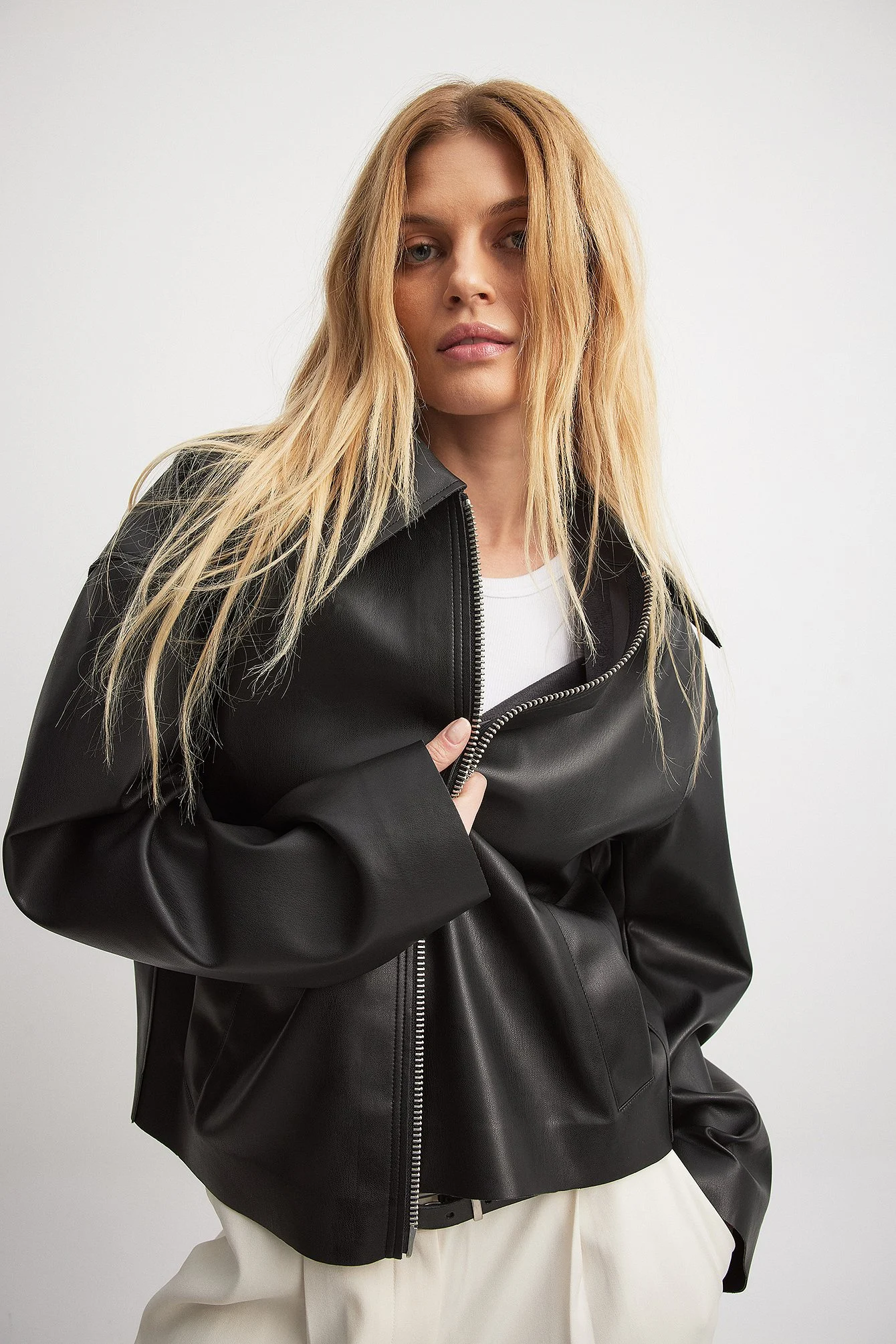 Pu-Jacke mit breitem Kragen