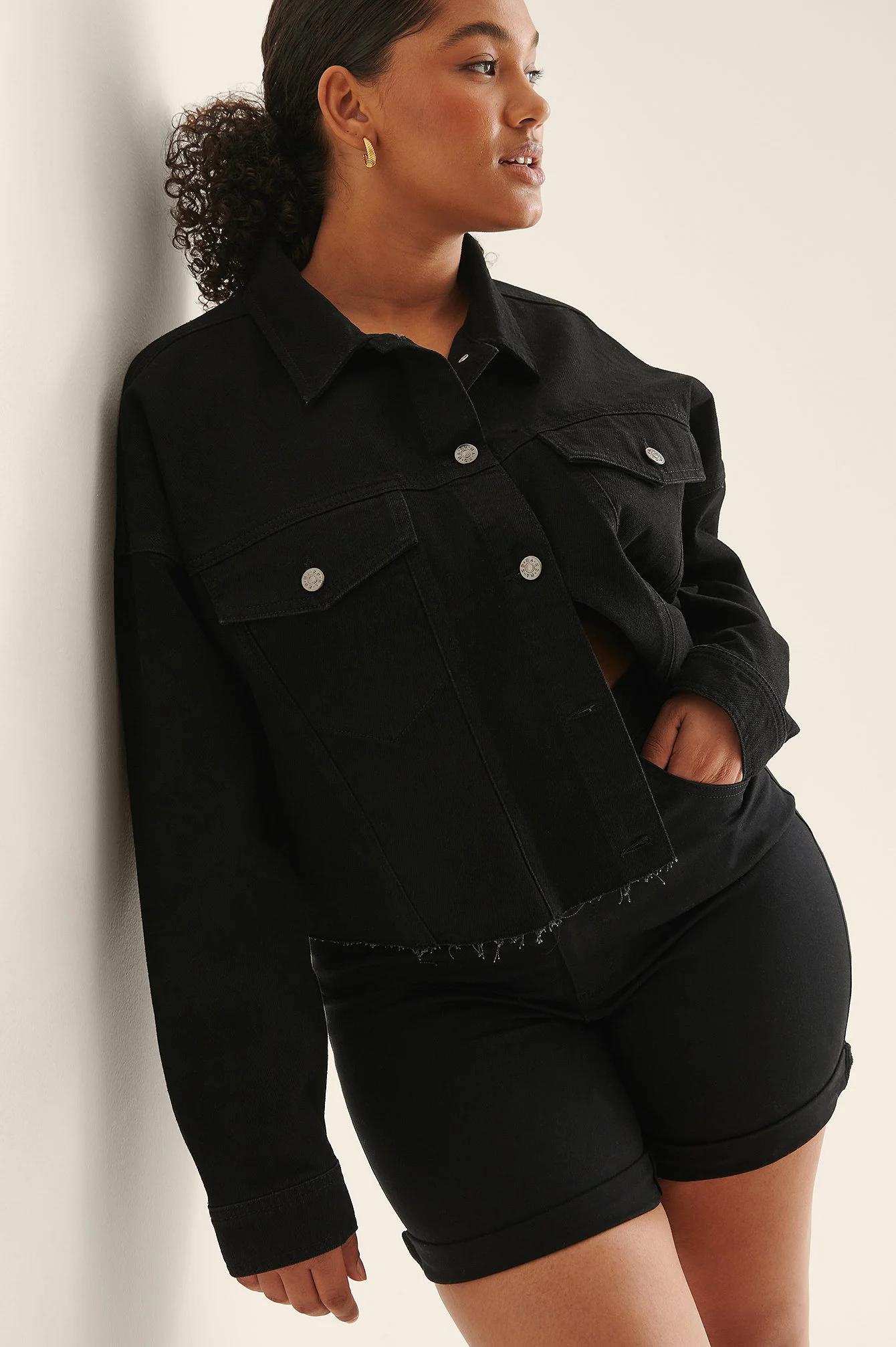 Kurze Oversize Jeansjacke mit grobem Saum