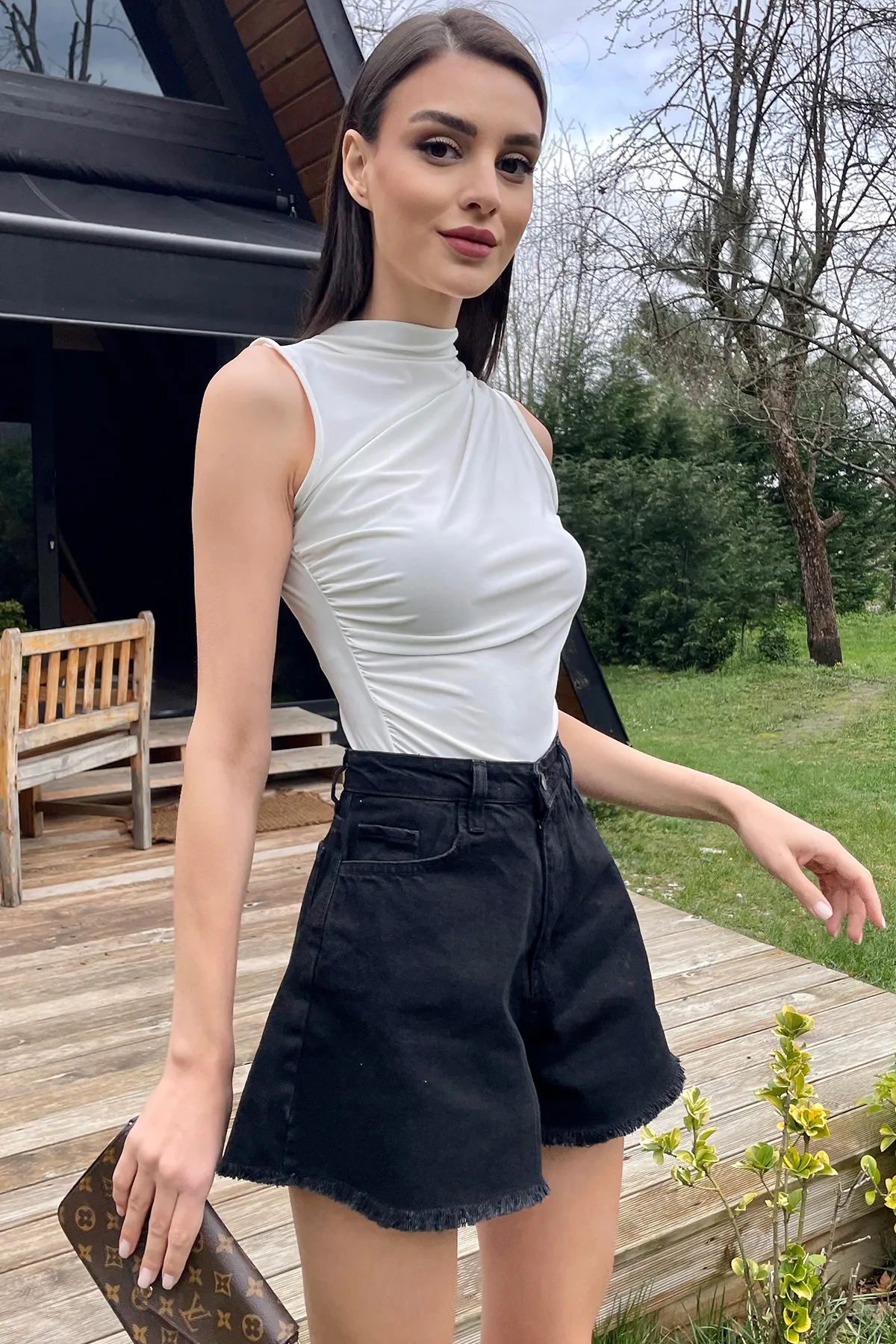 Trend Alaçatı Stili  Weiße, schulterfreie, drapierte, ärmellose Sandy-Bluse für Damen in Weiß ALC-X10021