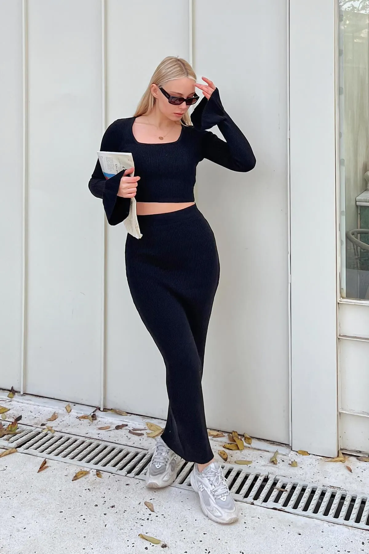 Swist  Schwarzes Strickset für Damen mit eckigem Ausschnitt, Schwungradärmeln, bauchfreiem Rock und Oberteil