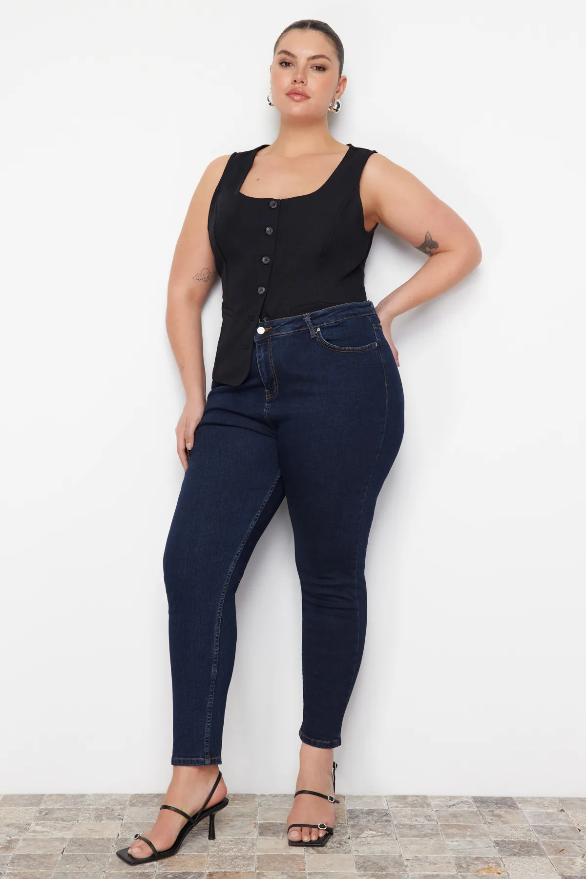 Trendyol Curve  Dunkelblaue, dehnbare Skinny-Jeans mit hoher Taille TBBSS22JE0075