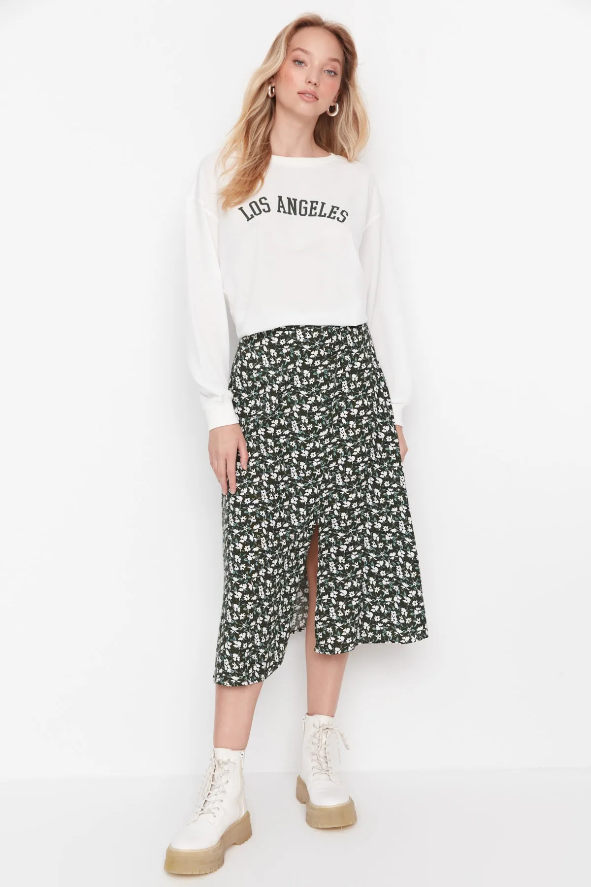 Trendyol Collection  Khakifarbener Midi-Webrock mit Schlitz und Blumenmuster aus Viskosestoff TWOSS20ET0230