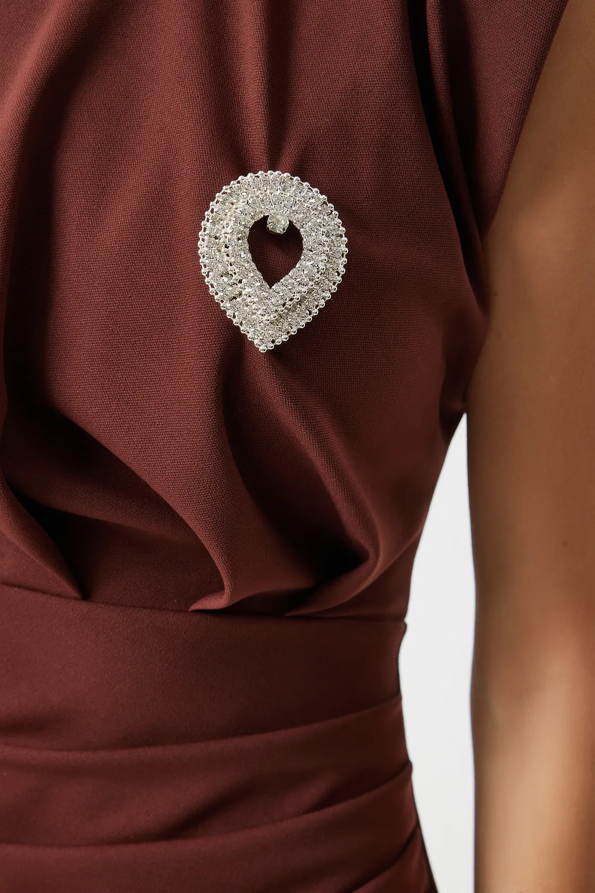 Happiness İstanbul  Braunes Strickkleid mit Brosche und Raffung - DE00029