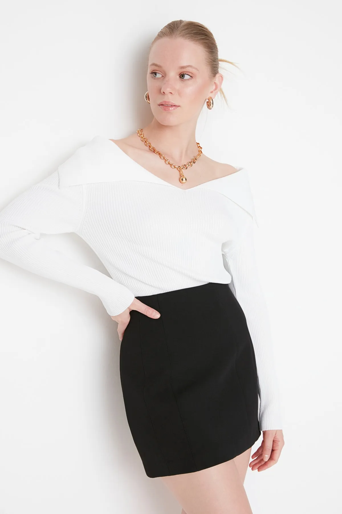 Trendyol Collection  Ecrufarbener Strickpullover mit Kragendetail TWOAW22KZ0993