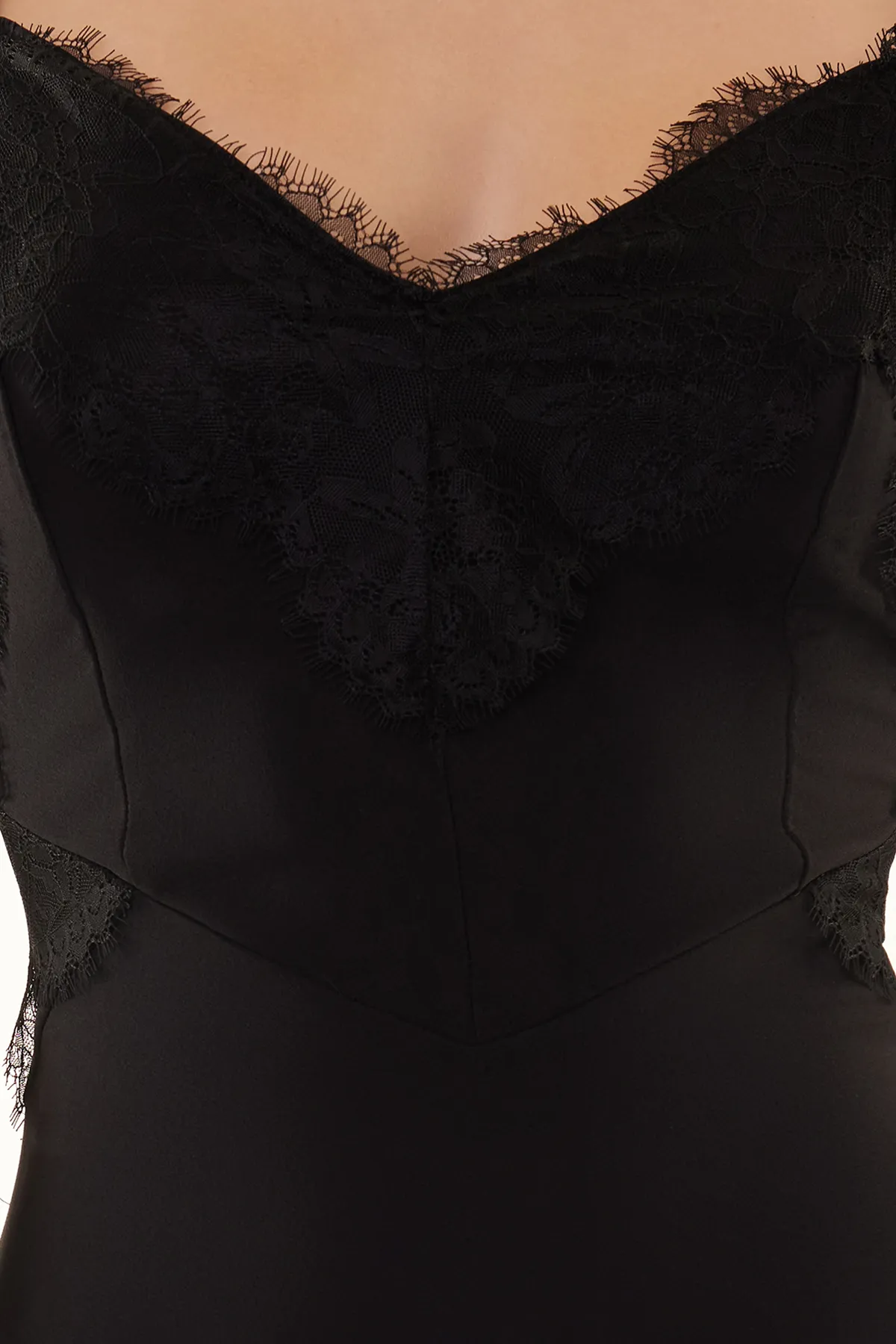 Trendyol Collection  Elegantes Abendkleid mit schwarzen Spitzendetails TPRSS24EL00106