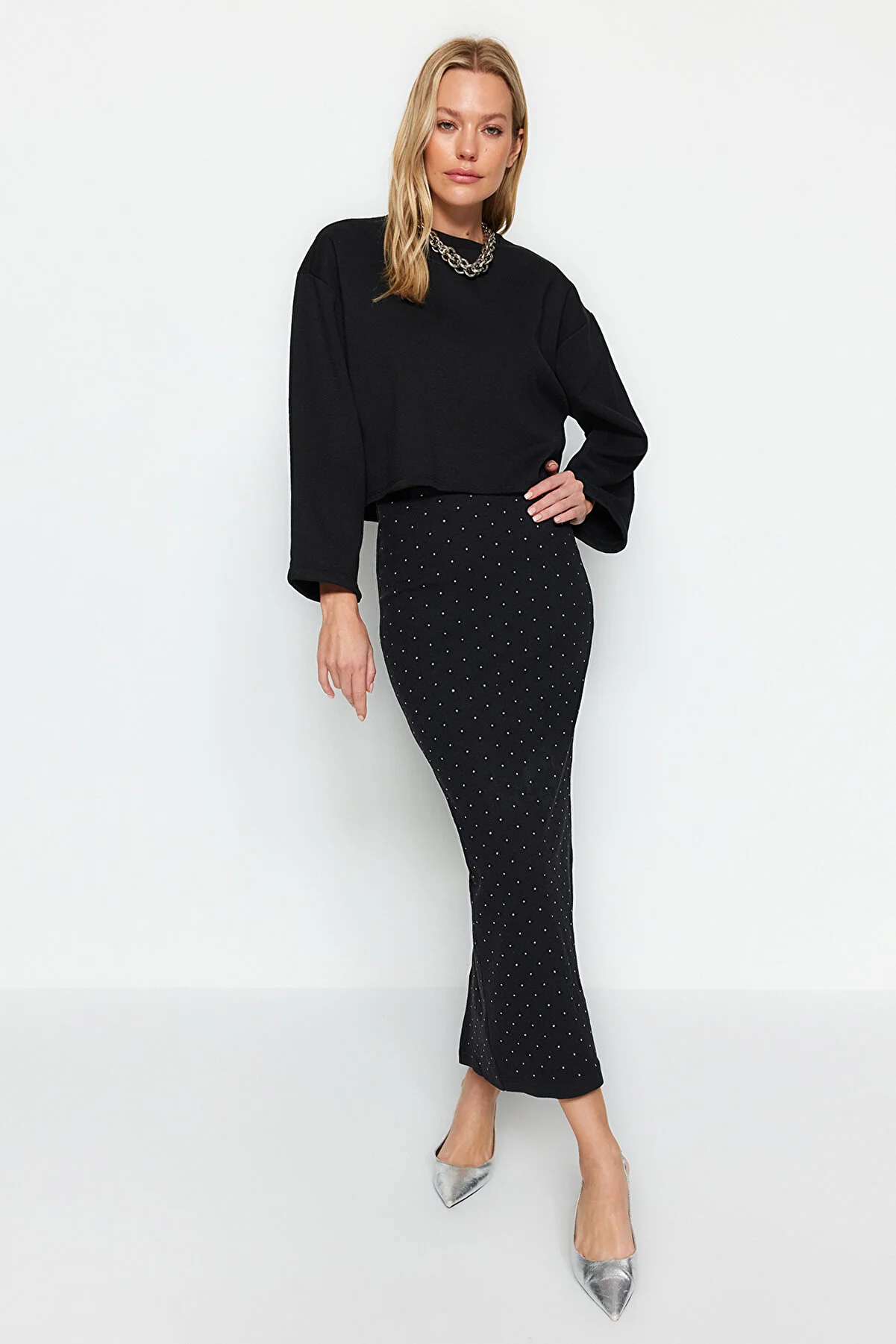 Trendyol Collection  Schwarzer geklebter Stein Midi-Strickrock TWOAW24ET00243