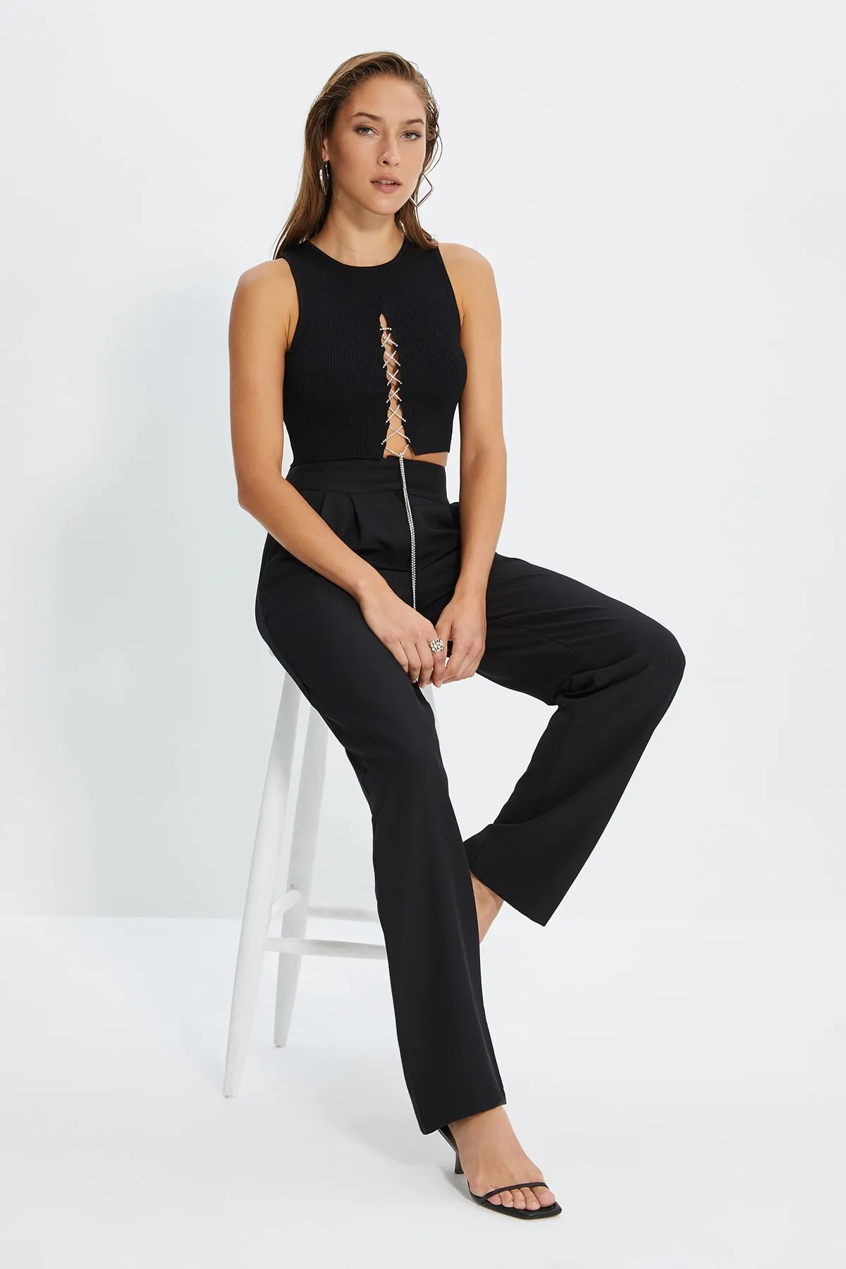 Trendyol Collection  Schwarze, gerade geschnittene, plissierte Webhose TWOSS19WX0017