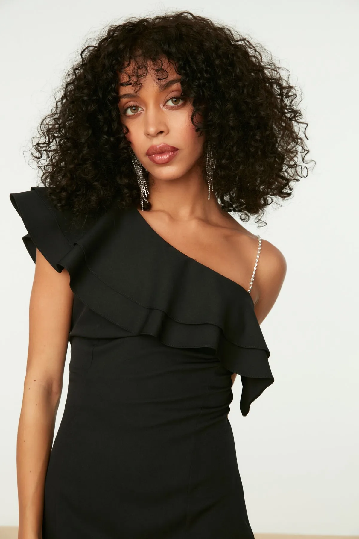 Trendyol Collection  Schwarzes, gewebtes Volant-Elegantes Abendkleid TPRSS21EL2873