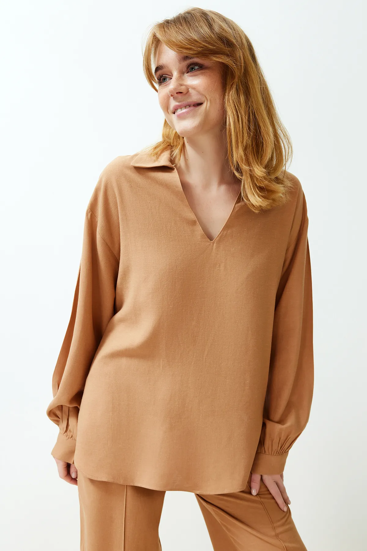 Trendyol Collection  Kamelfarbene Bluse mit weitem V-Ausschnitt und gerader Hose aus gewebtem Unterteil und Oberteil TWOSS24AU00023