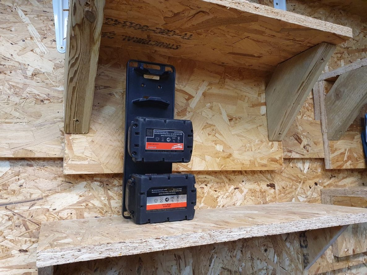 Suporte de bateria StealthMounts BD-MW18-1 preto para Milwaukee M18