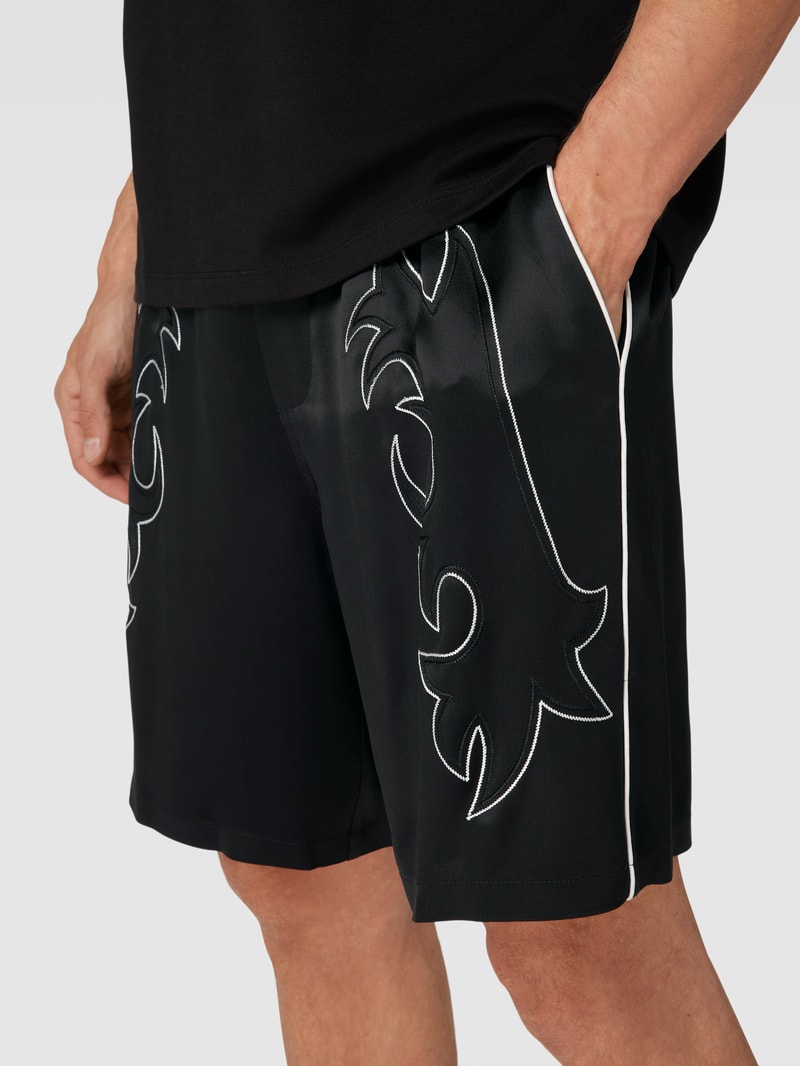 Shorts mit Ziernähten in schwarz