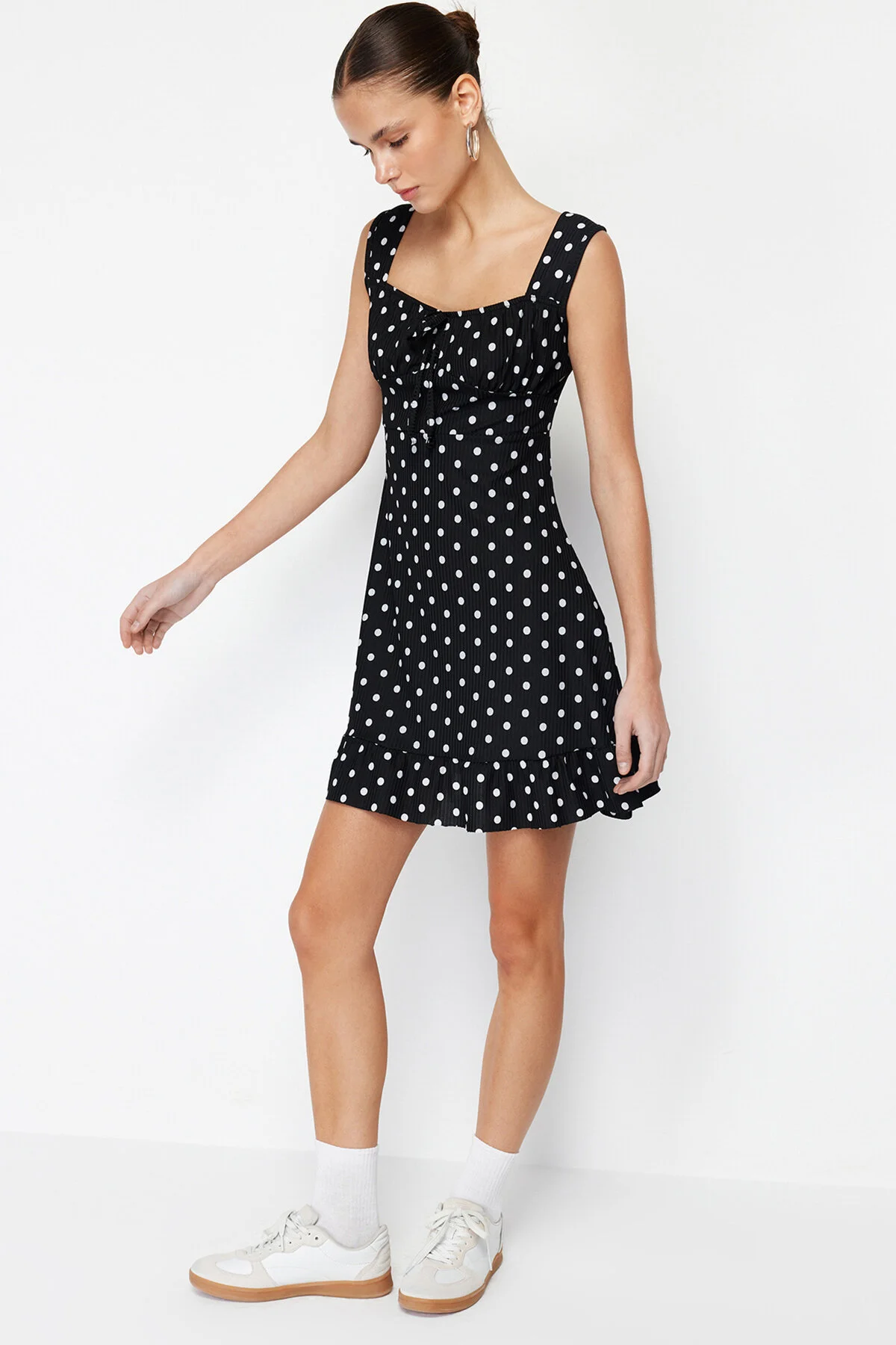 Trendyol Collection  Schwarz*001 Mini-Strick-Minikleid mit quadratischem Ausschnitt und Volants in A-Linie TWOSS23EL00348