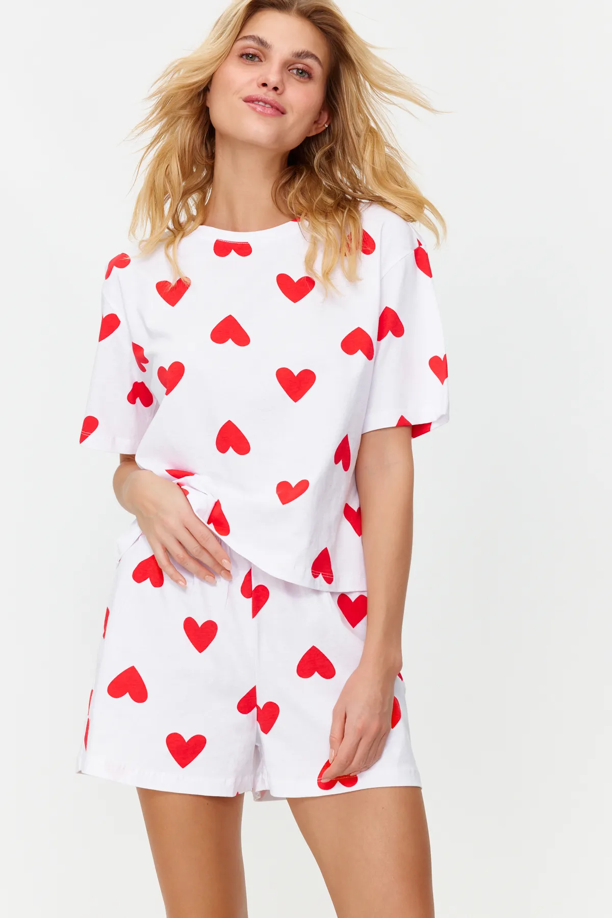 Trendyol Collection  Weißes Herz-Strick-Pyjama-Set aus 100 % Baumwolle THMSS24PT00029