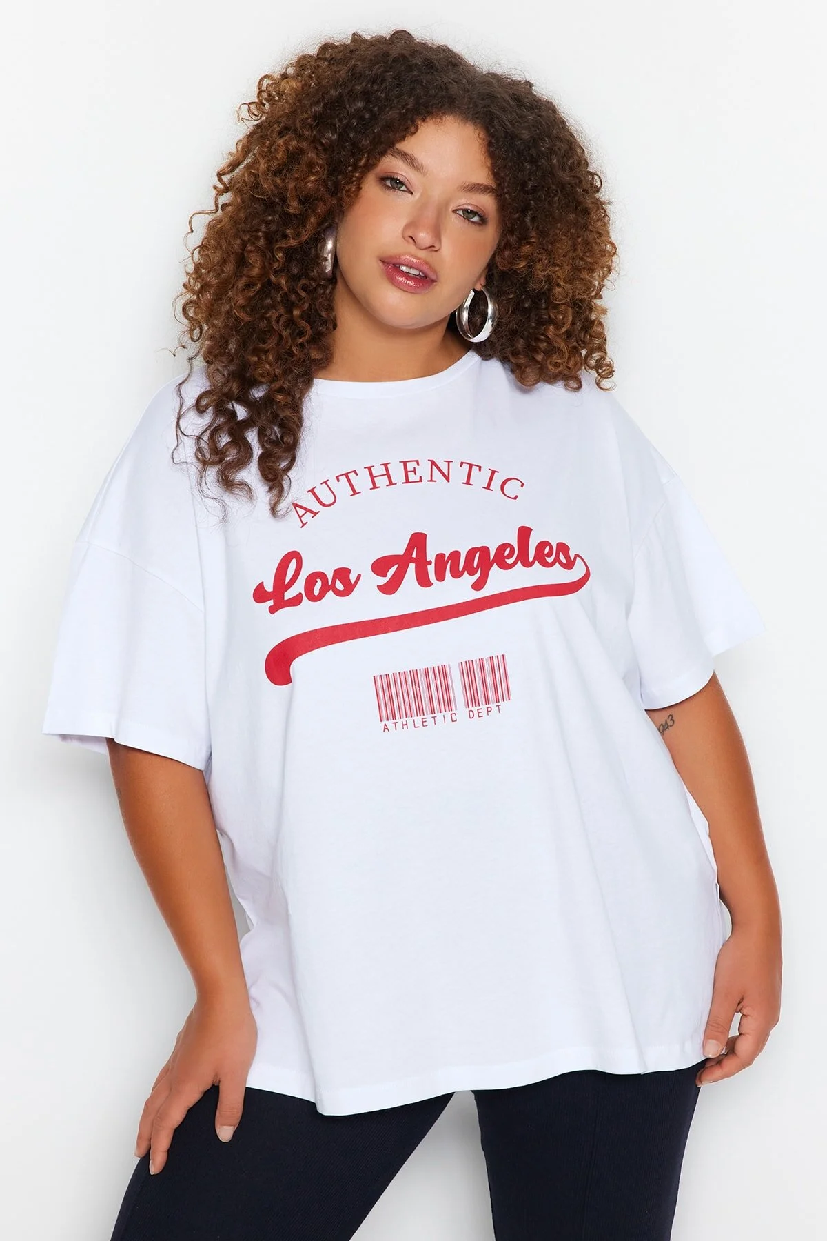 Trendyol Curve  Weißes, weit geschnittenes, bedrucktes Strick-T-Shirt mit Rundhalsausschnitt TBBSS23AH00131