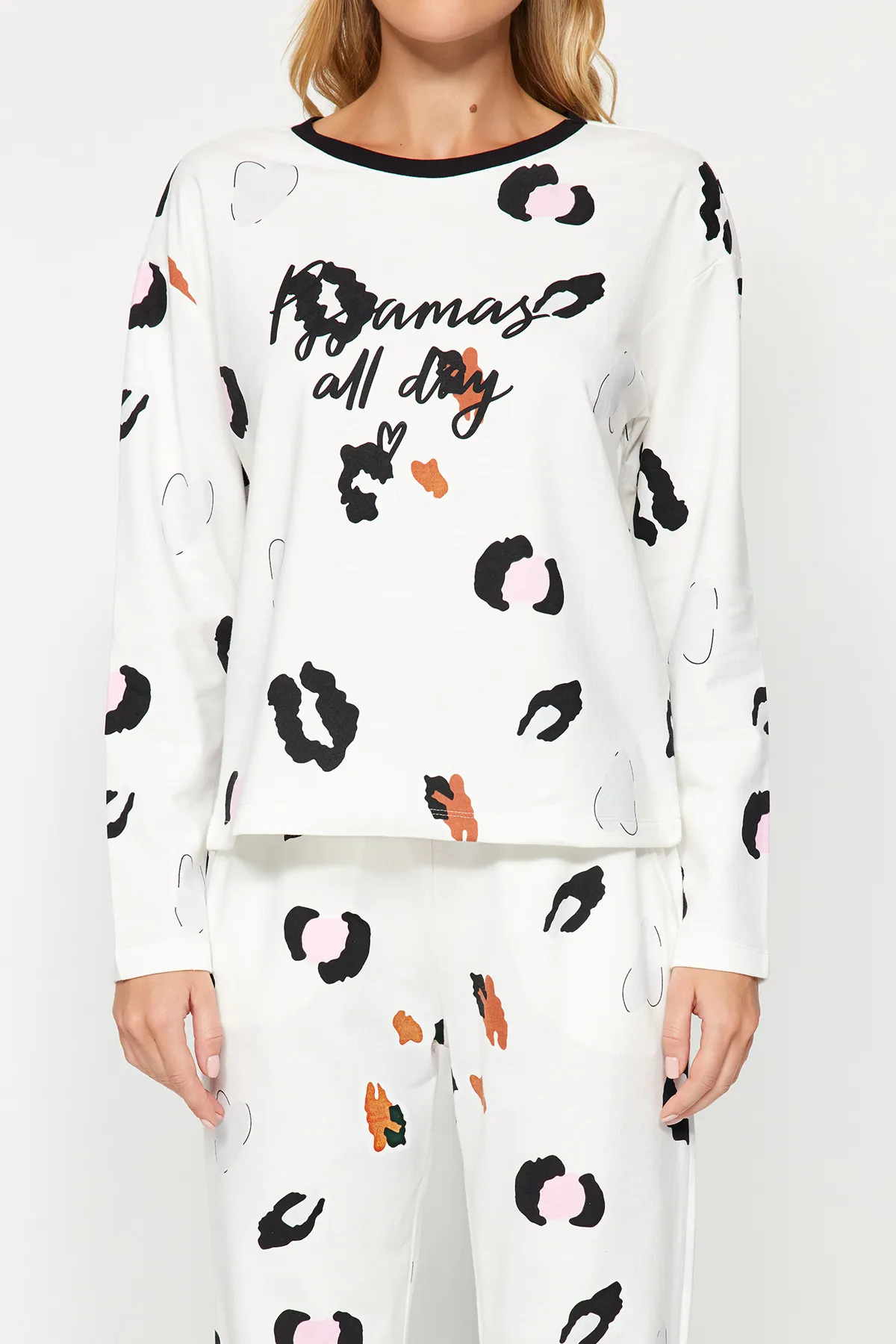 Trendyol Collection  Weißes T-Shirt-Jogger-Strick-Pyjama-Set aus 100 % Baumwolle mit Leopardenmuster und Slogan THMAW24PT00211