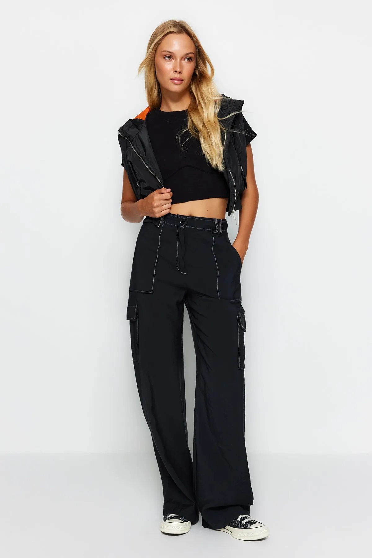 Trendyol Collection  Schwarze Cargo-Webhose mit weitem Bein und Kontrastnähten TWOSS21PL0288