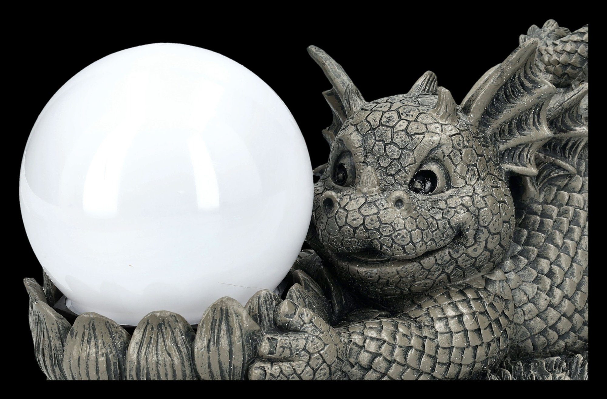 Figuren Shop GmbH Gartenfigur Garten Figur - Drache spielt mir Solarlampe - Gartenfigur Fantasy Dekofigur
