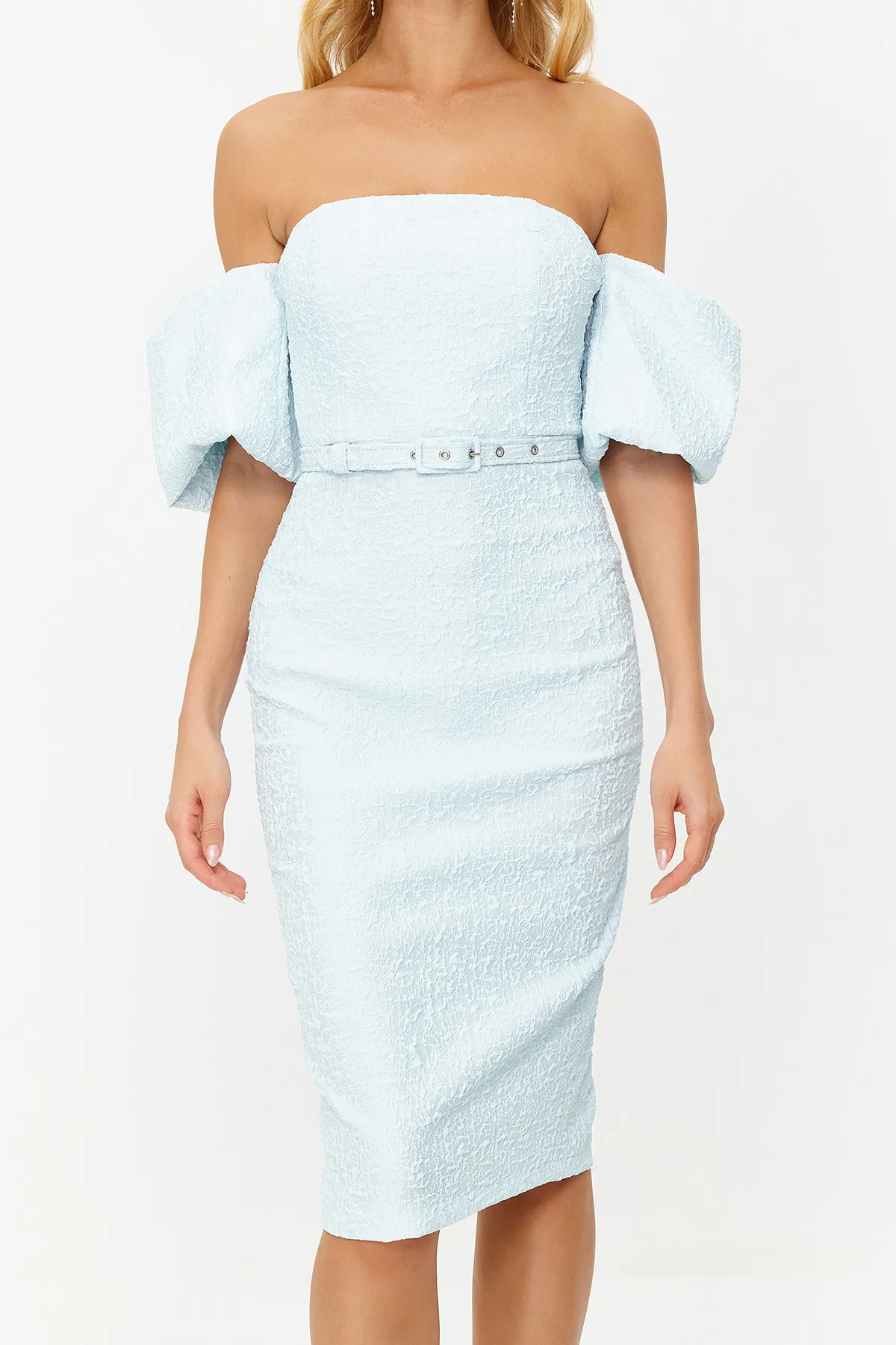 Trendyol Collection  Hellblaues, mit Gürtel gefüttertes, strukturiertes, gewebtes, selbstgemustertes, elegantes Abendkleid TPRSS19FZ0335